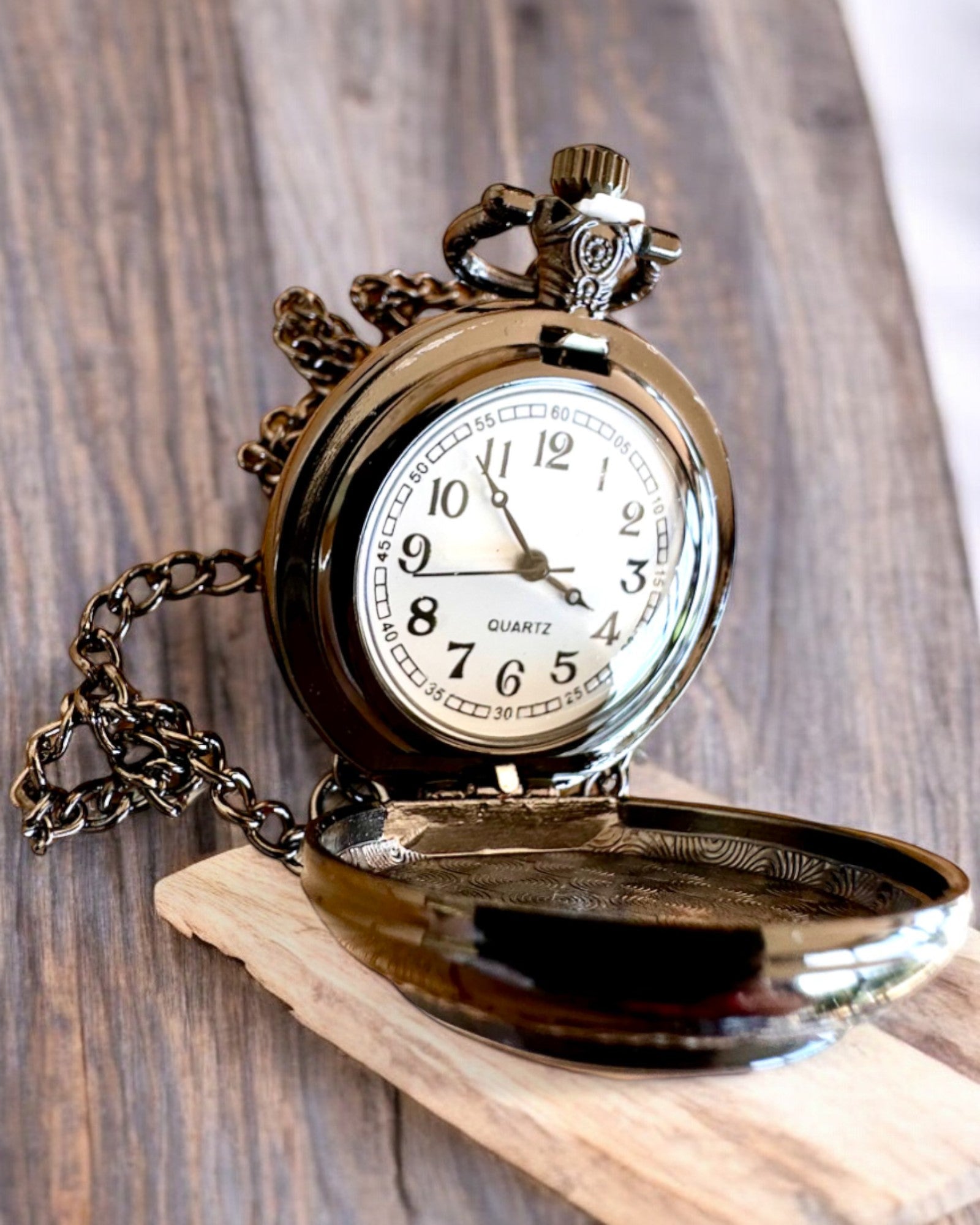 Fickur Lunar Wolf – Månvargens Klocka, möjlighet till personlig gravyr som present