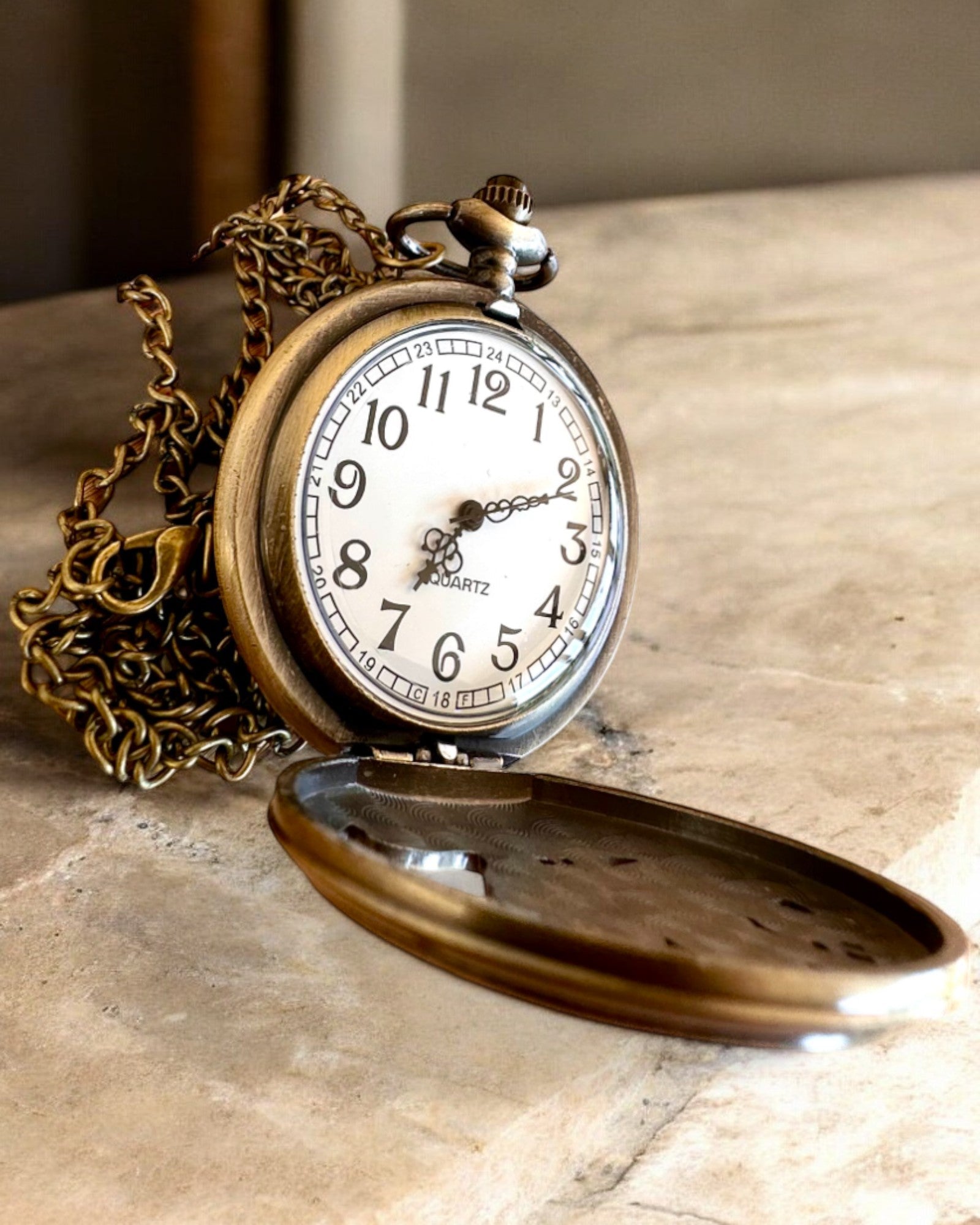 "Luna Wolf" – Stilfull Fickur med Vargar, möjlighet till personlig gravyr som present