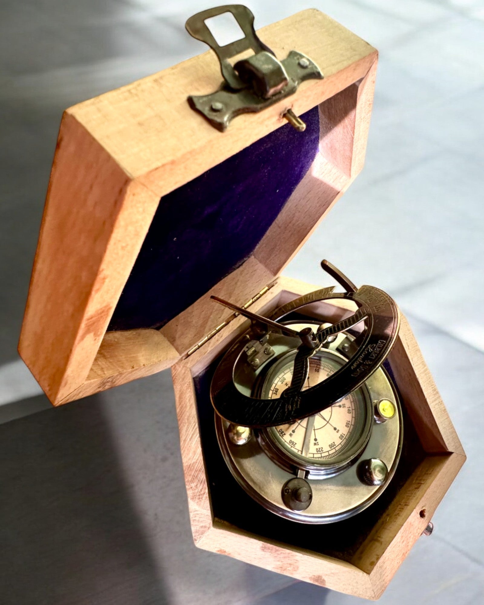 Kaptenens kompass "Odkrywca 2" - möjlighet till personlig gravyr som present, 2 färgvarianter att välja mellan