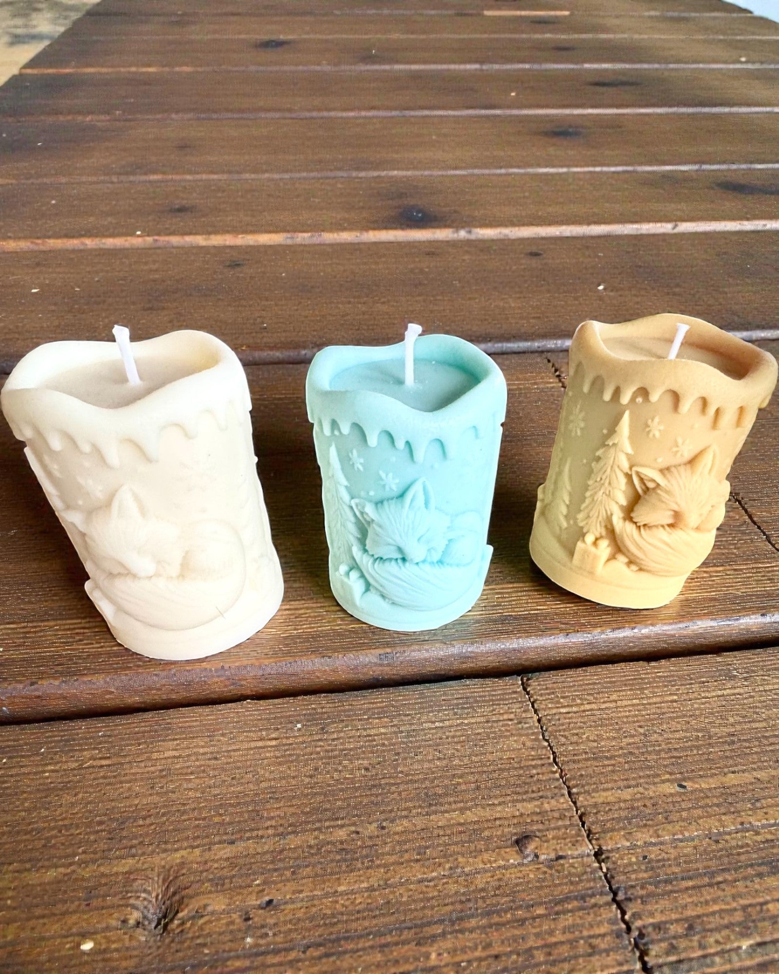 Sojaljus Vinterräv, 7,5 cm högt, handgjutet sojaljus med en söt sovande räv, kan personaliseras med gravyr på plattan