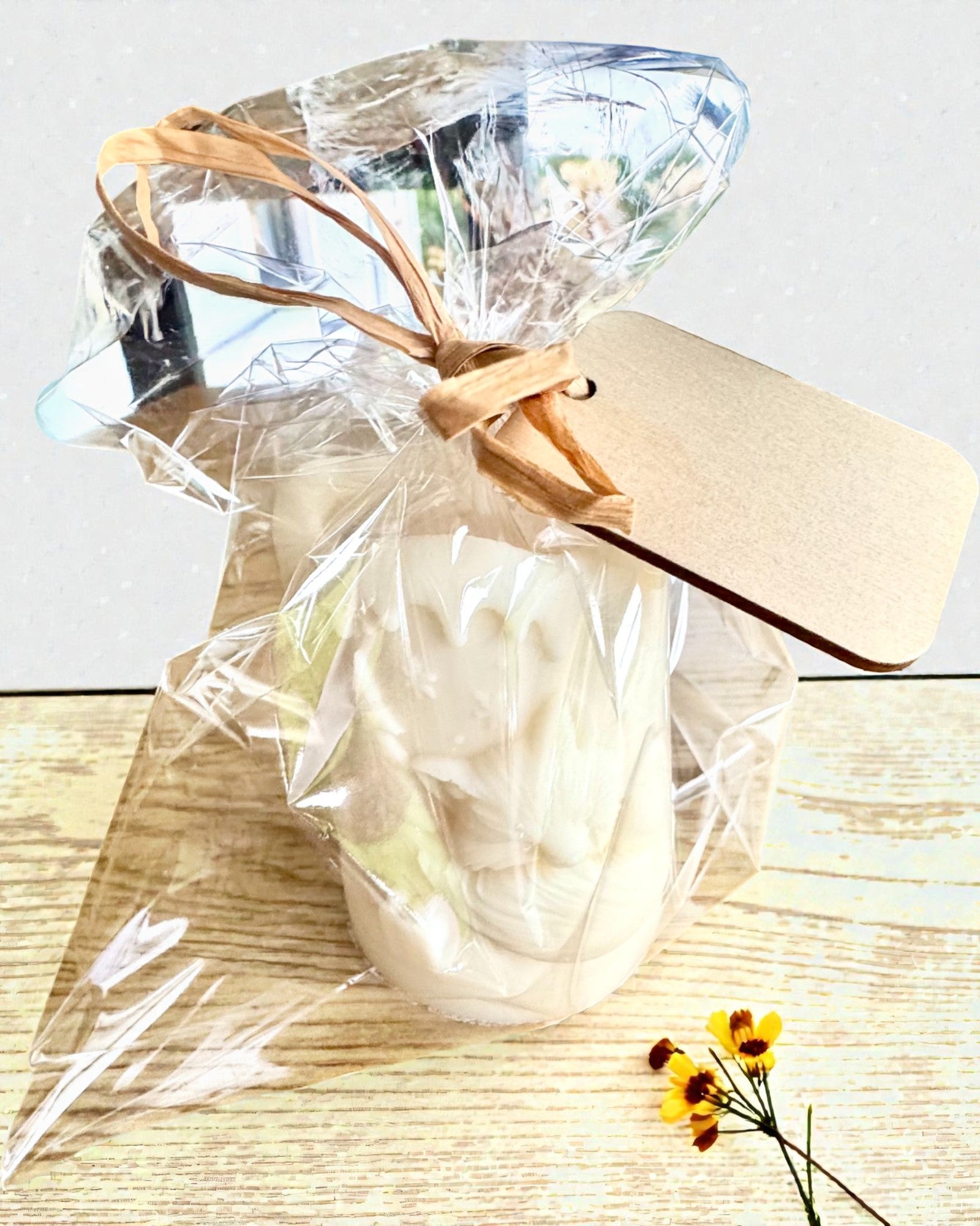 Sojaljus Vinterräv, 7,5 cm högt, handgjutet sojaljus med en söt sovande räv, kan personaliseras med gravyr på plattan