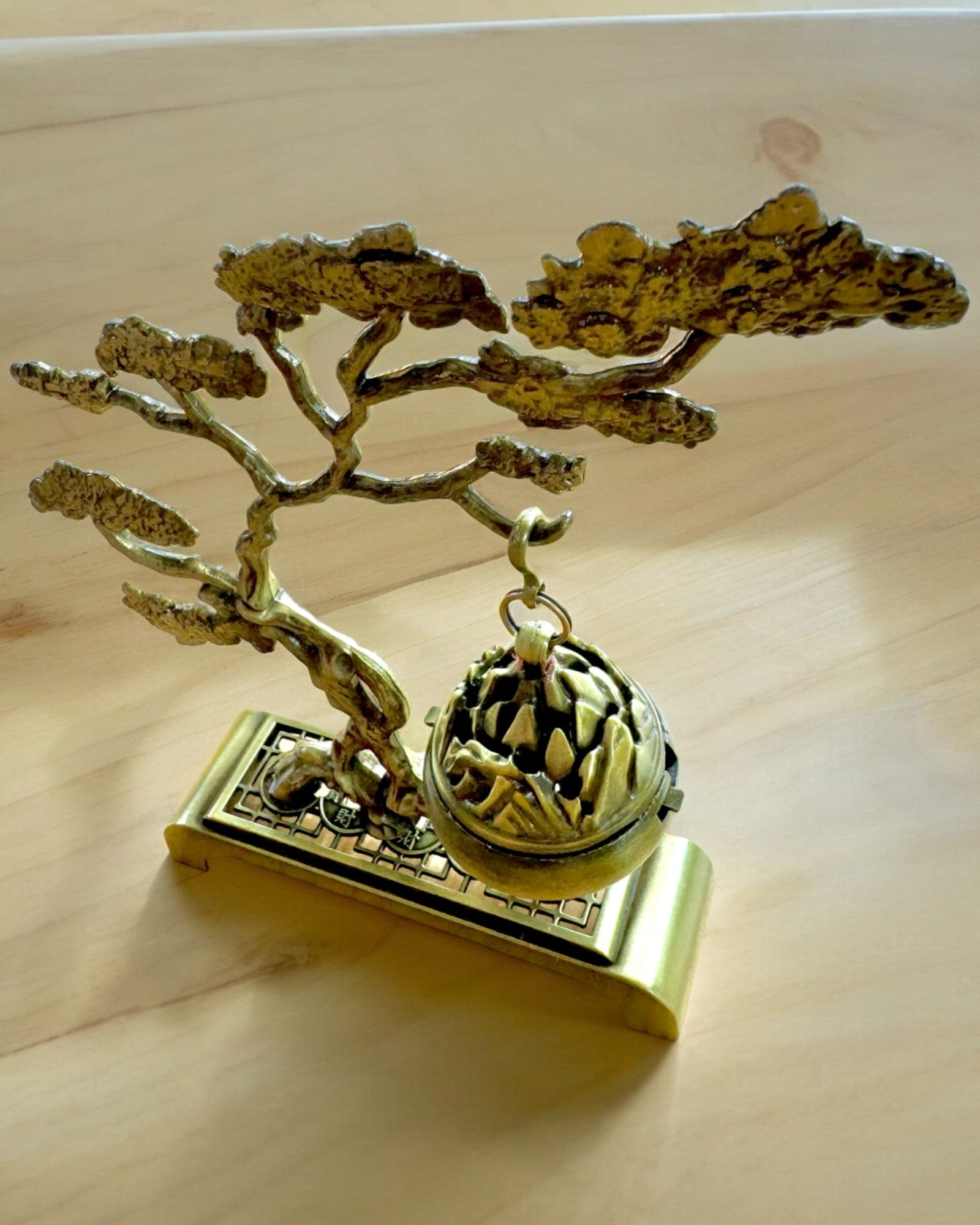 Elegant metallhållare för bonsai-rökelse - möjlighet till personlig gravyr som present