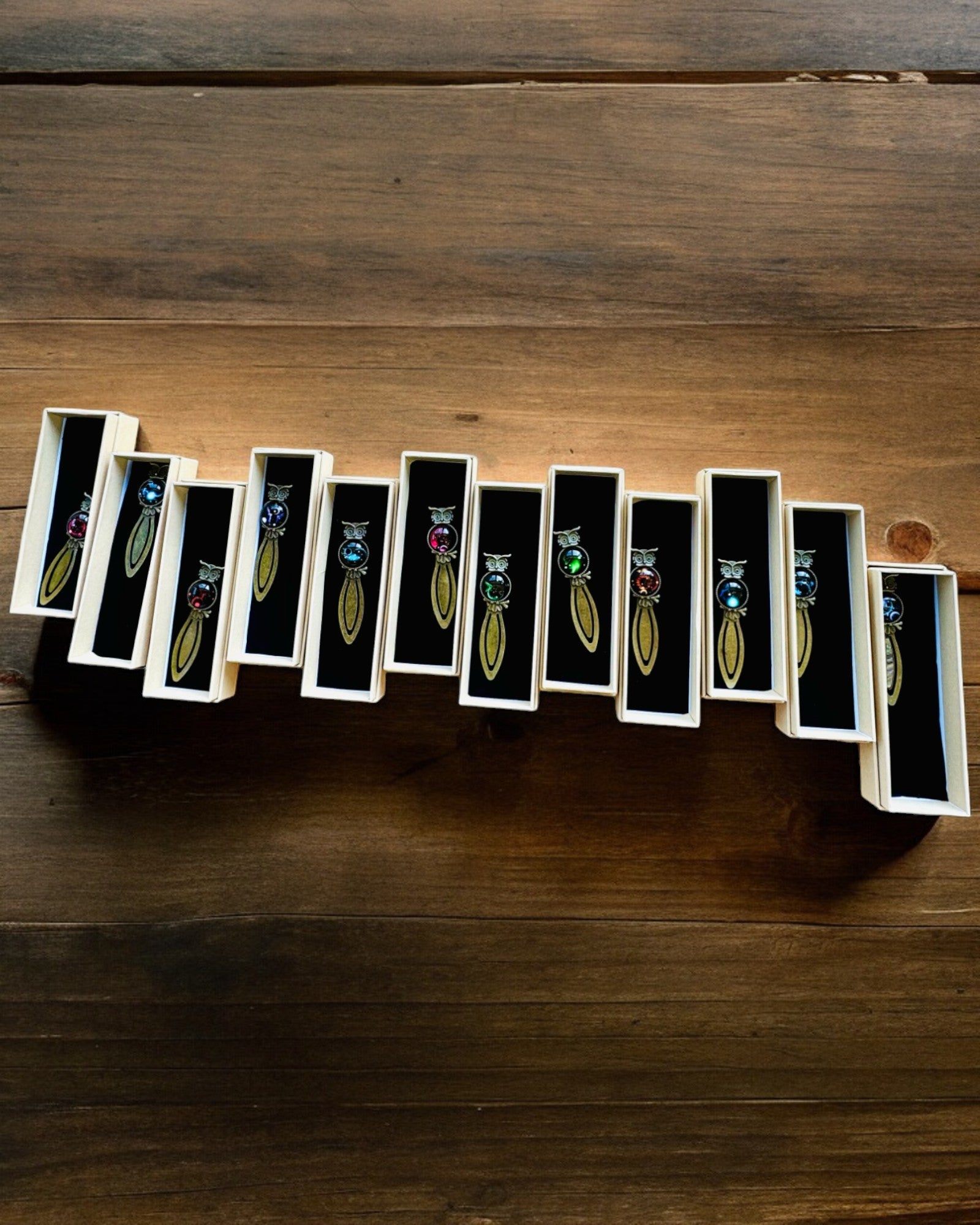 Bokmärke "Uggla med Konstellationer" - 12 varianter att välja mellan, personalisering med gravyr