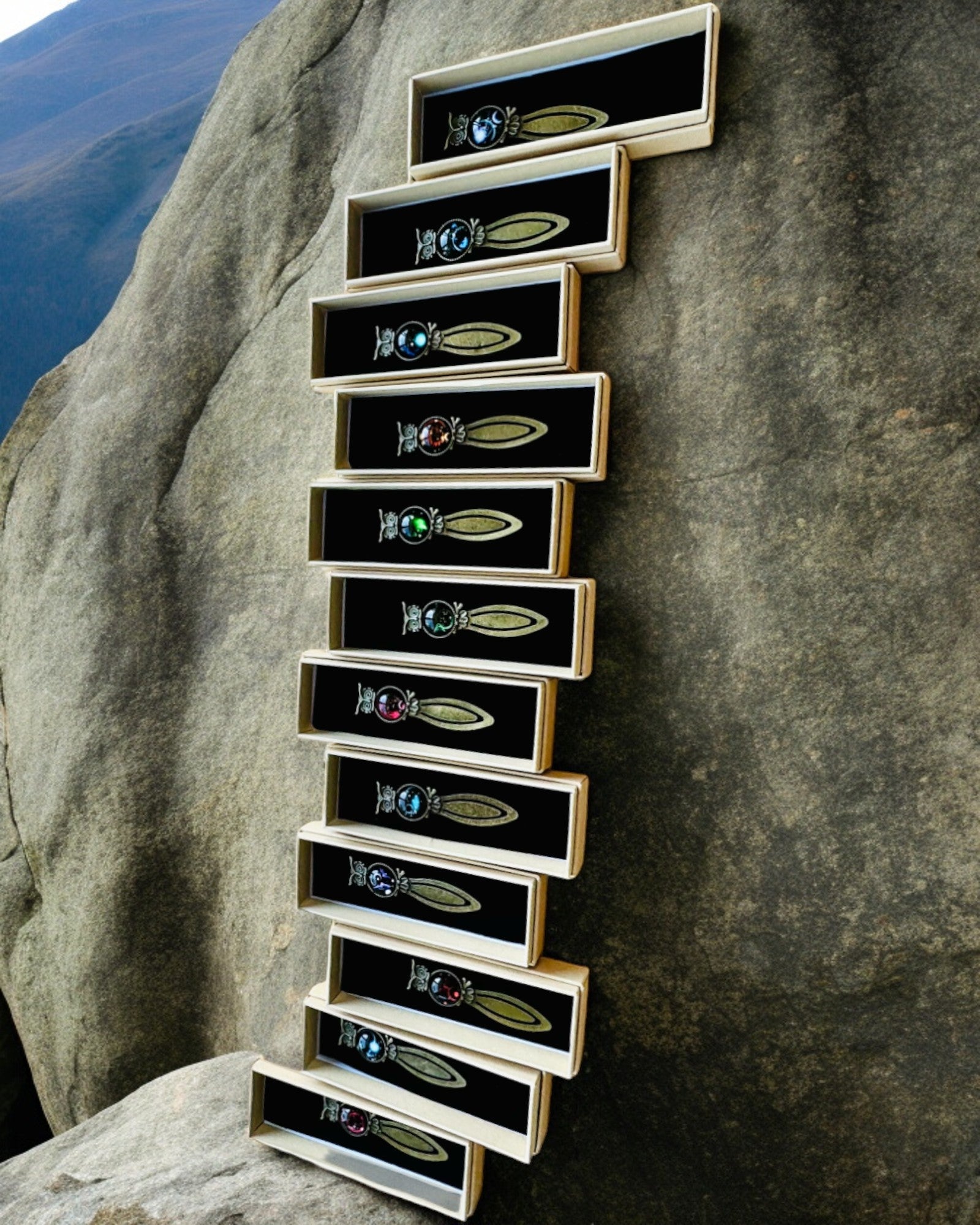 Bokmärke "Uggla med Konstellationer" - 12 varianter att välja mellan, personalisering med gravyr