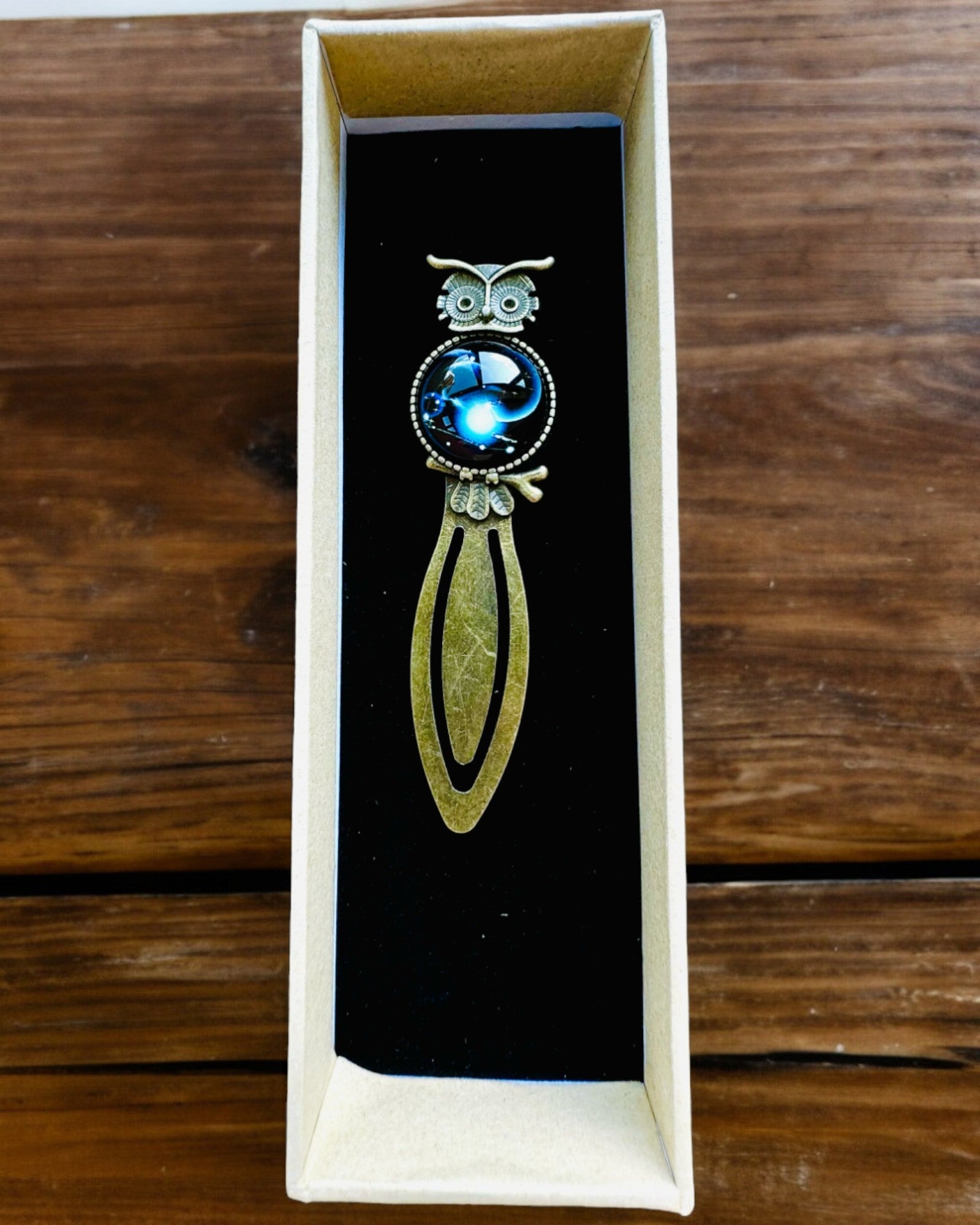 Bokmärke "Uggla med Konstellationer" - 12 varianter att välja mellan, personalisering med gravyr