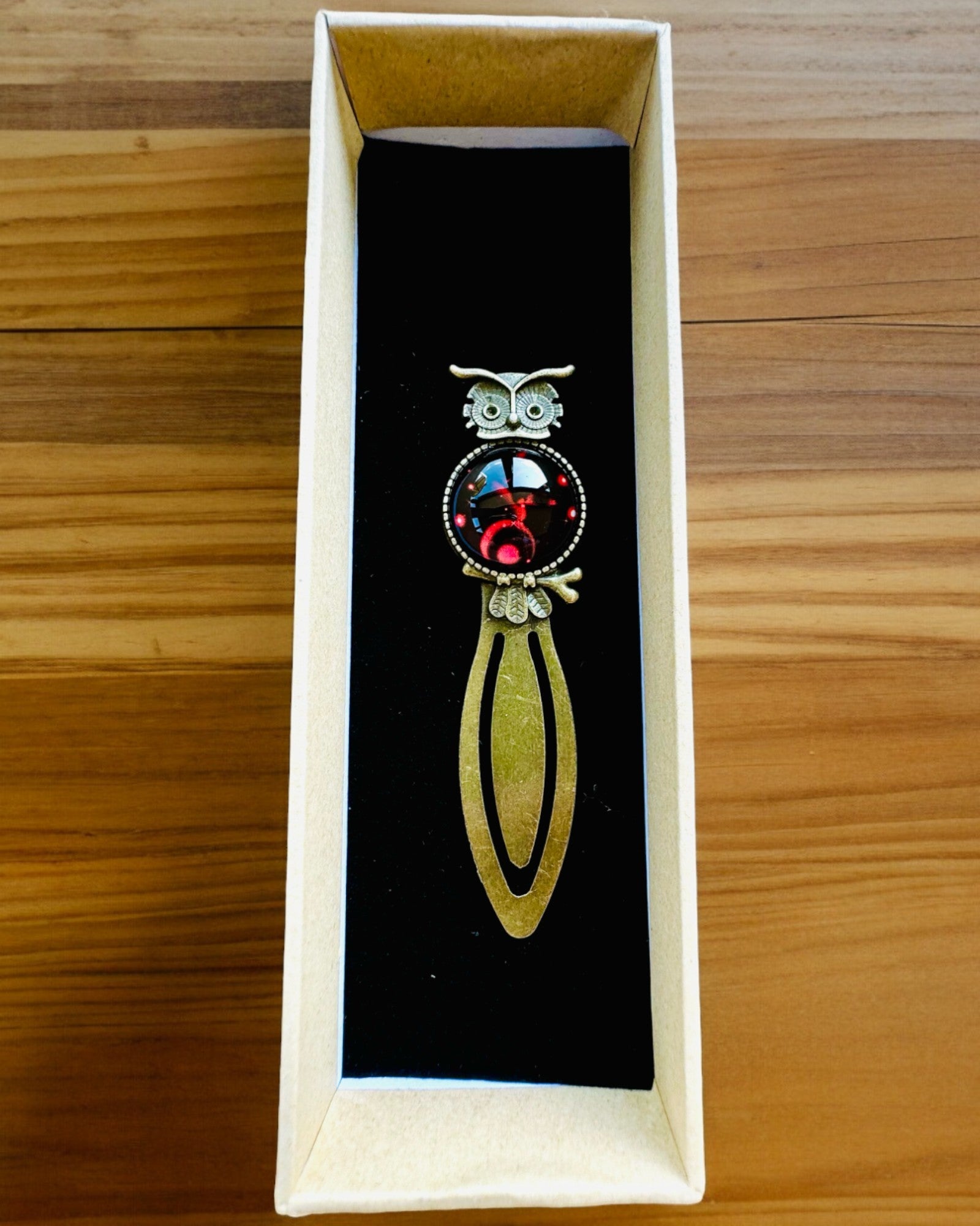 Bokmärke "Uggla med Konstellationer" - 12 varianter att välja mellan, personalisering med gravyr