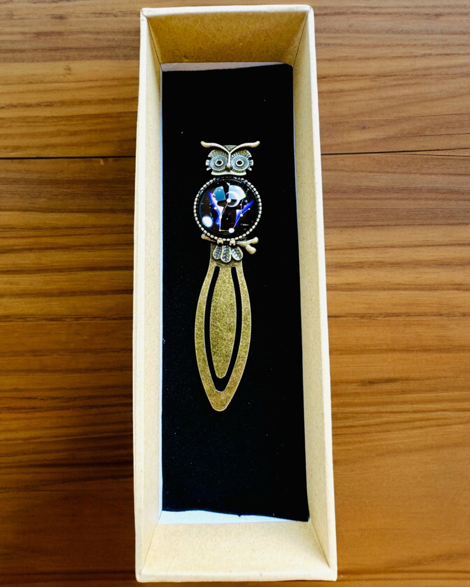 Bokmärke "Uggla med Konstellationer" - 12 varianter att välja mellan, personalisering med gravyr