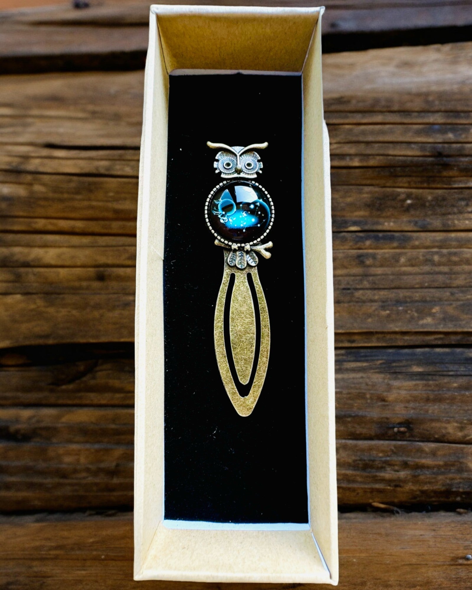 Bokmärke "Uggla med Konstellationer" - 12 varianter att välja mellan, personalisering med gravyr