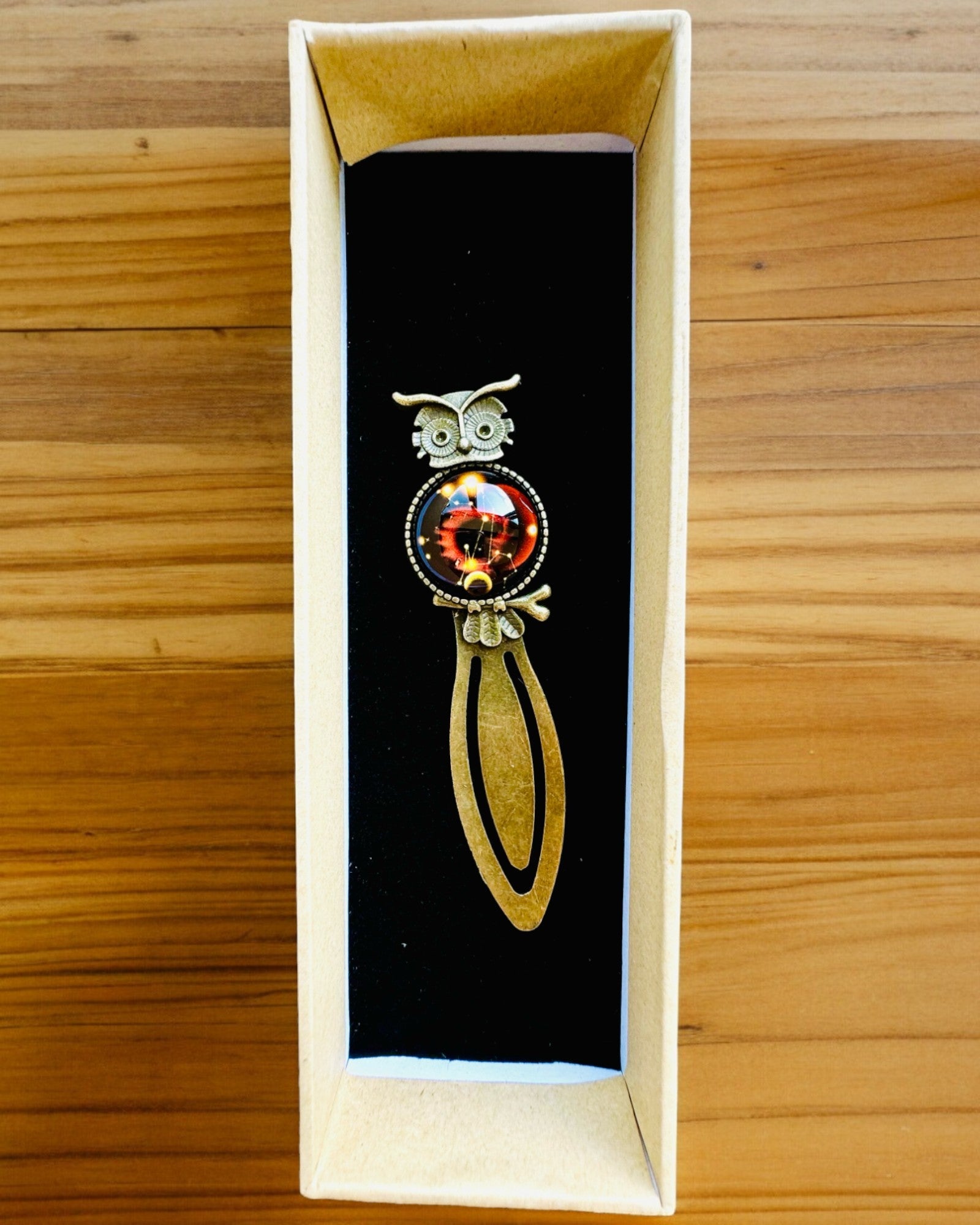 Bokmärke "Uggla med Konstellationer" - 12 varianter att välja mellan, personalisering med gravyr