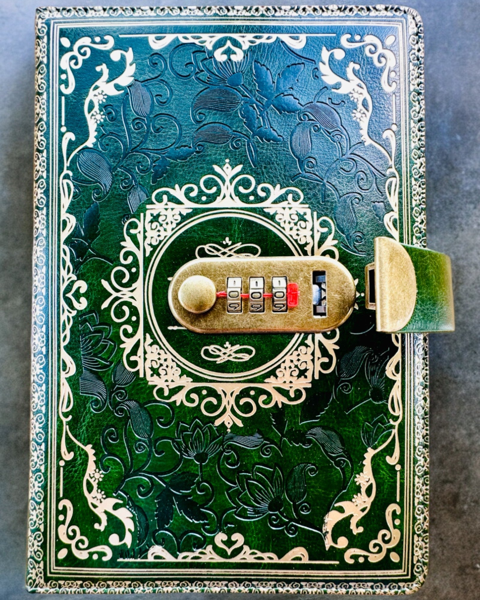 Exklusiv Läderanteckningsbok "Sekretnik" A5 med Kodlås - personalisering med gravyr