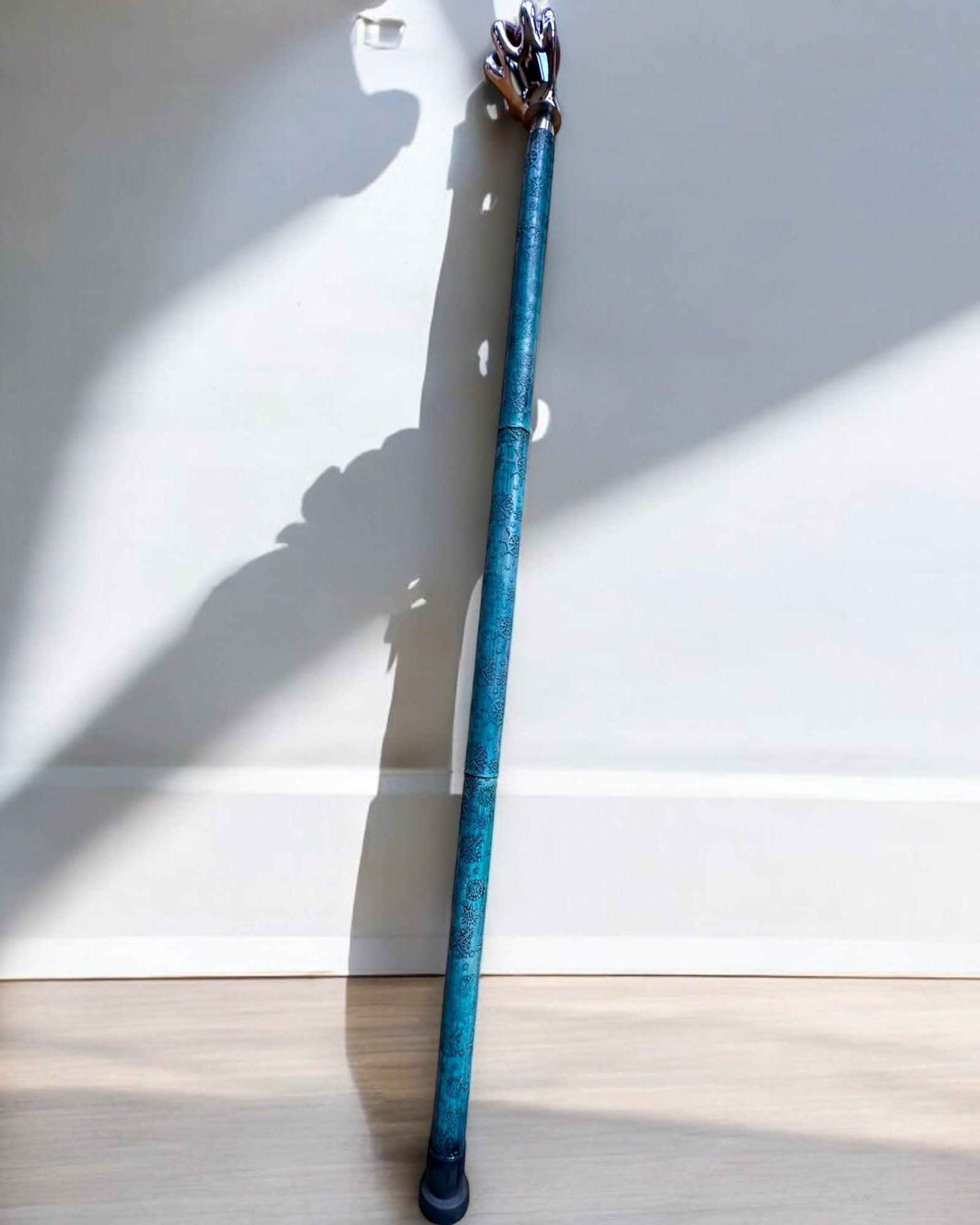 Promenadkäpp "Królewska Dłoń" – handgjord med naturligt läder, möjlighet till personlig gravyr