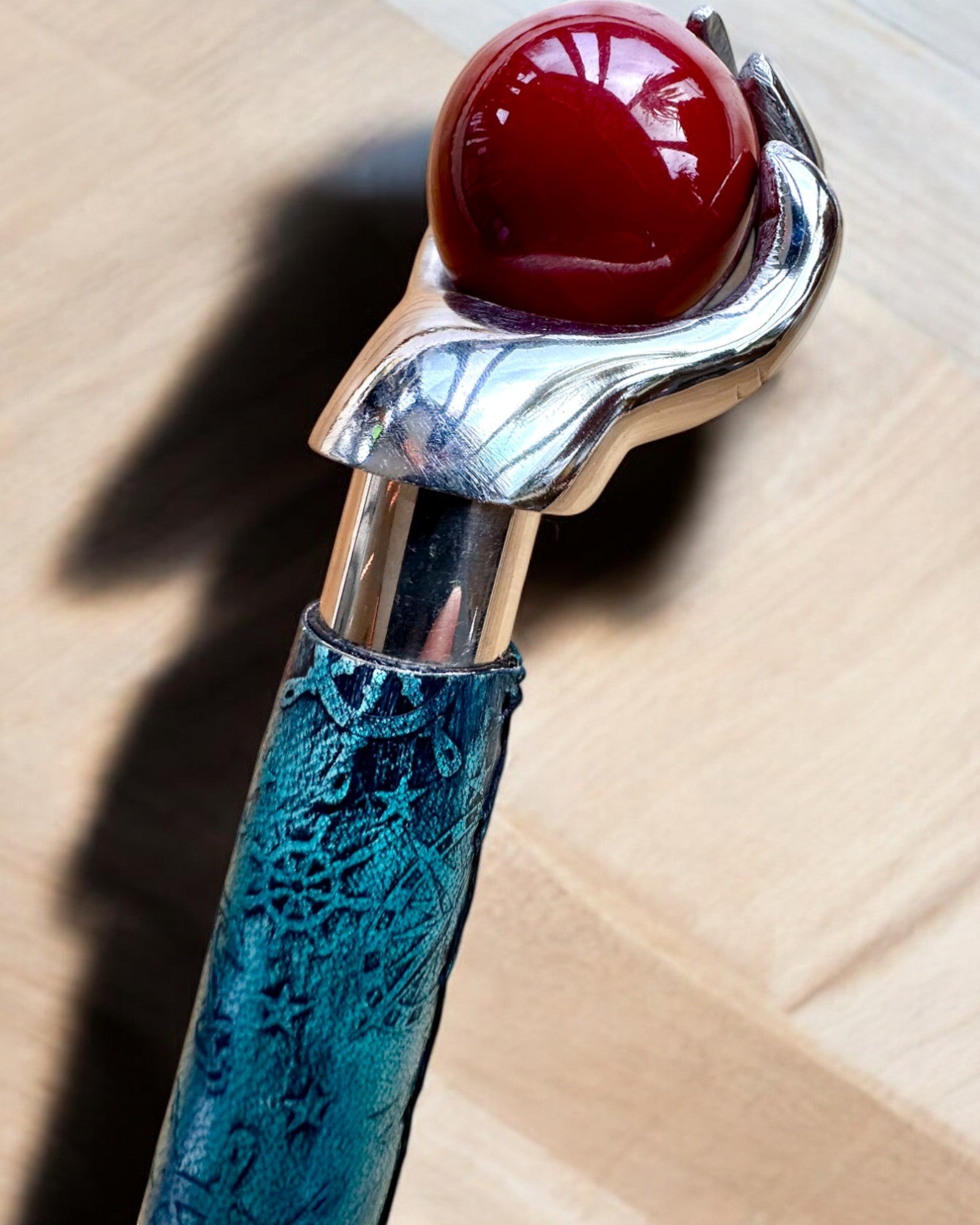 Promenadkäpp "Królewska Dłoń" – handgjord med naturligt läder, möjlighet till personlig gravyr