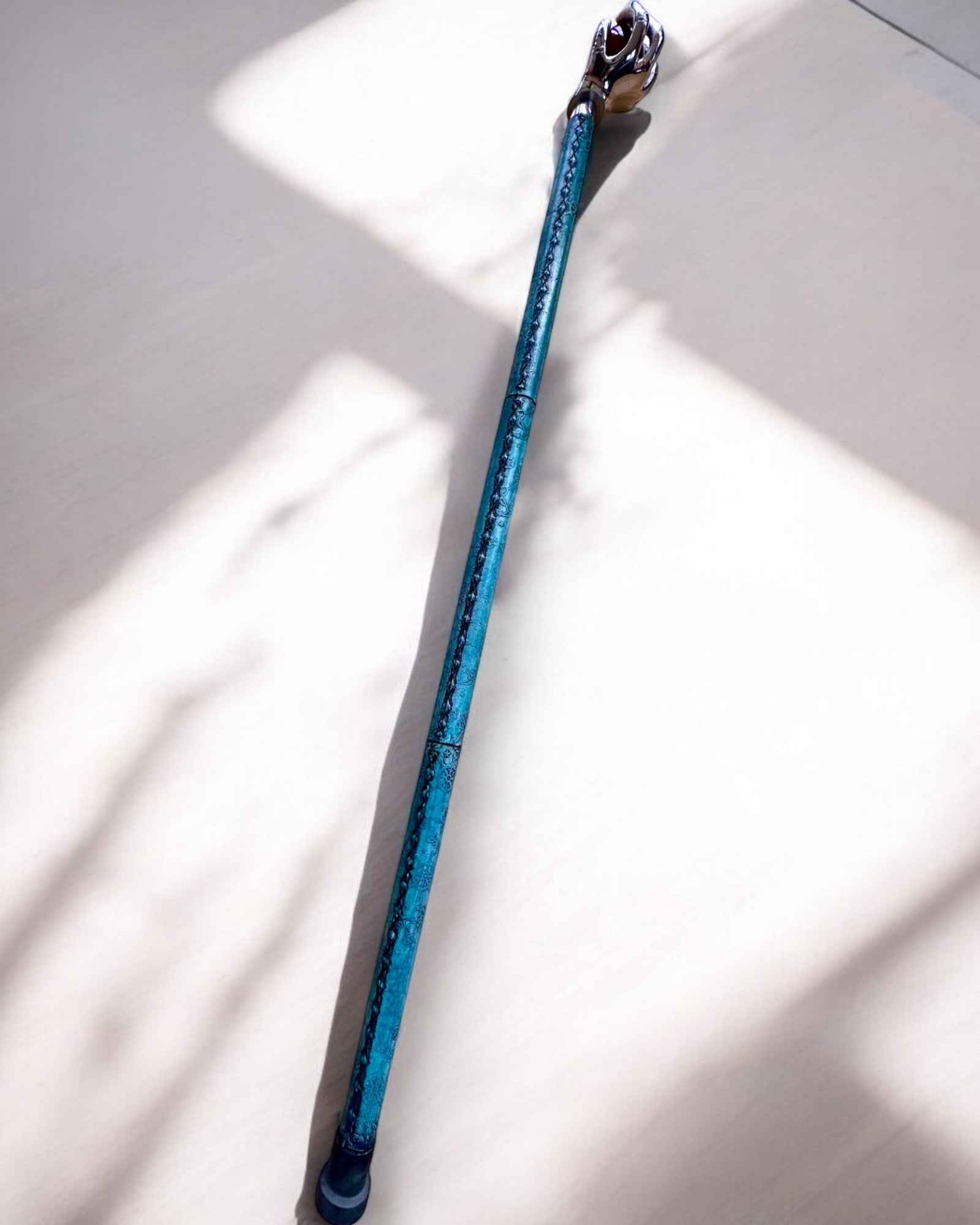 Promenadkäpp "Królewska Dłoń" – handgjord med naturligt läder, möjlighet till personlig gravyr