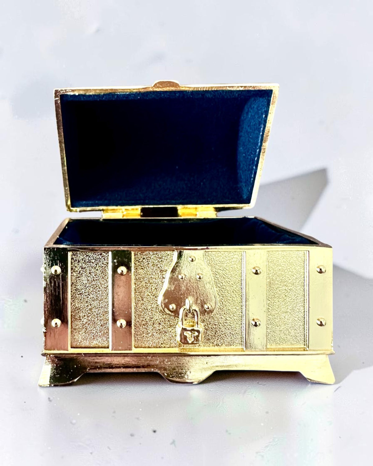 Retro metallskattkista med gravyr - Silverfärgad ask 7x5x5 cm