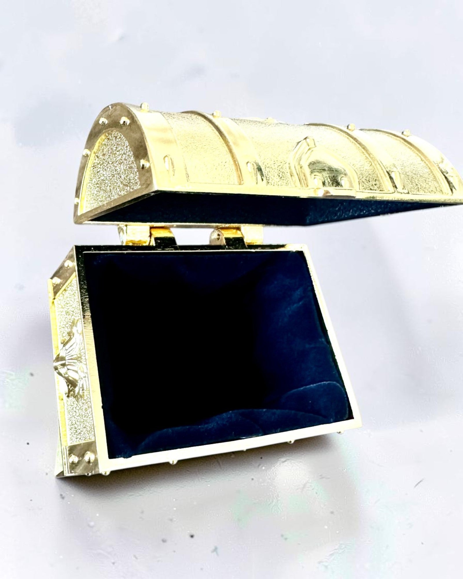 Retro metallskattkista med gravyr - Silverfärgad ask 7x5x5 cm