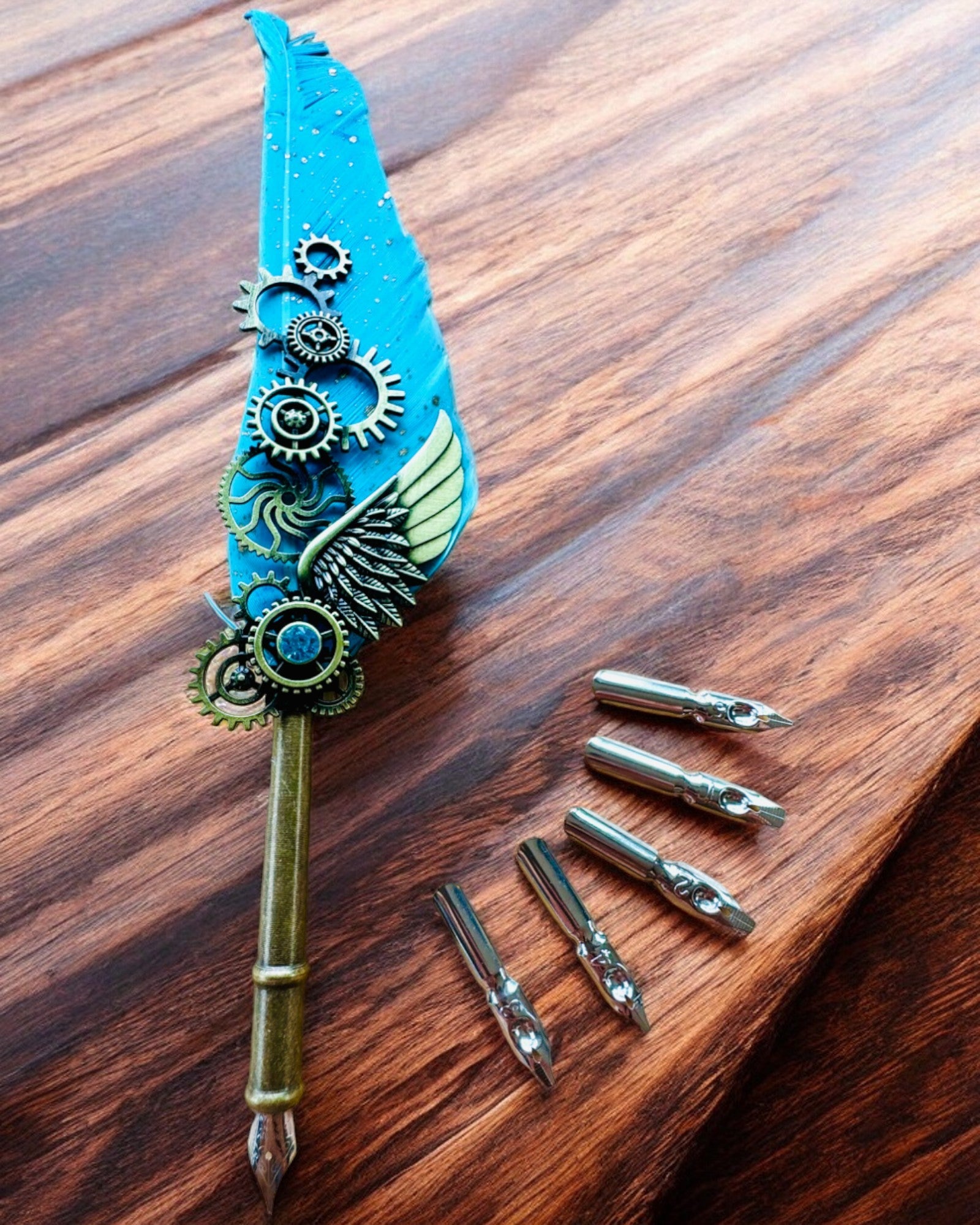 Pióro Kaligraficzne "Steampunkowa Elegancja" z Piórem z Indyka - Handgjorda 5 varianter att välja mellan, personalisering med gravyr som present