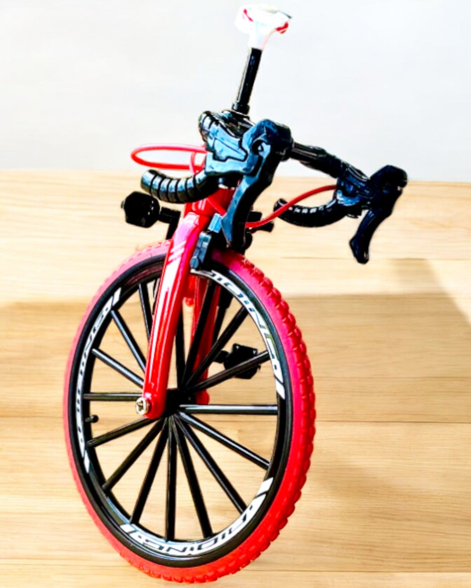 Miniatyrmodell av röd metallcykel "SpeedMaster" med personlig gravyr som present, 2 färgvarianter