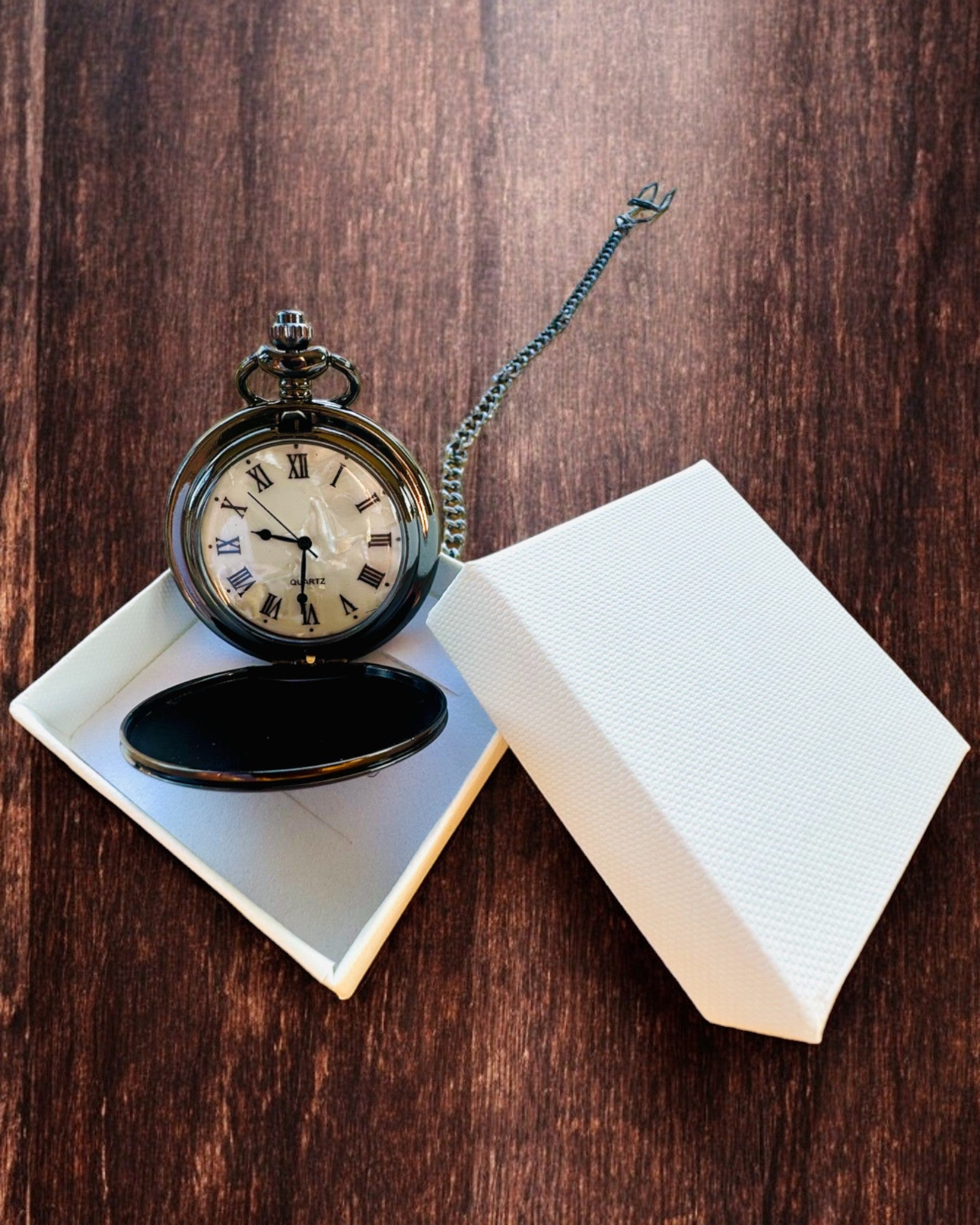 Klassisk Fickur med Romerska Siffror och Kedja, Kvarts, Svart Glans - färg svart