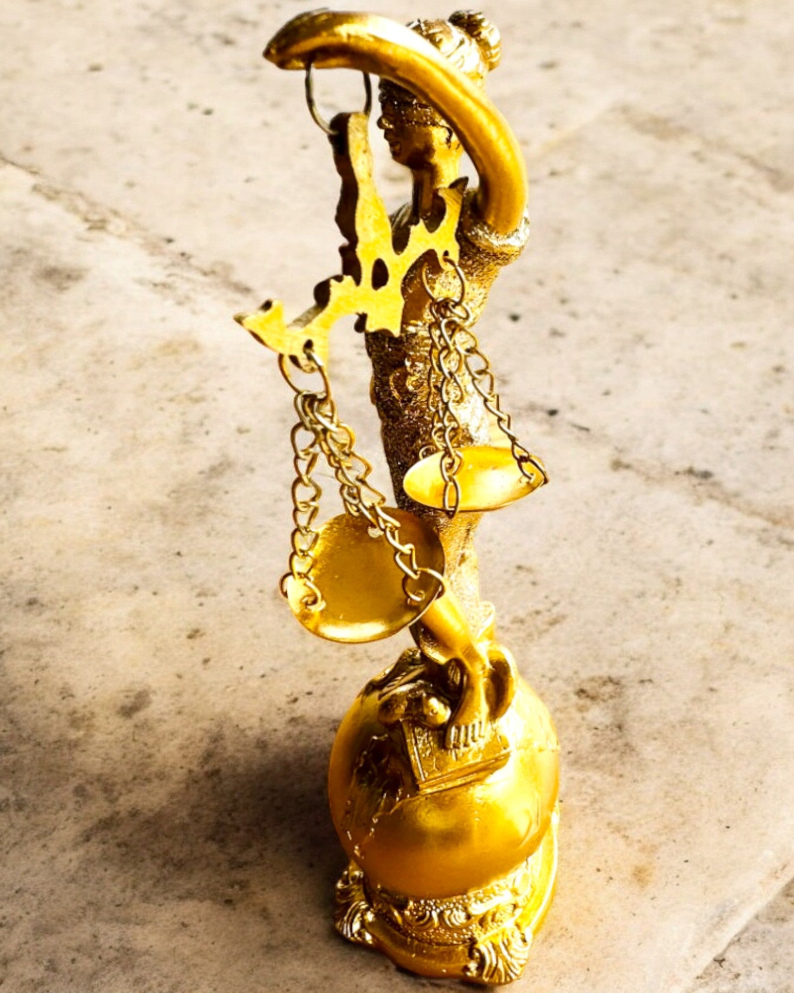 Statuett av Rättvisans Gudinna – Konstnärlig Dekoration för Hylla, Hantverk av Harts, personalisering med gravyr