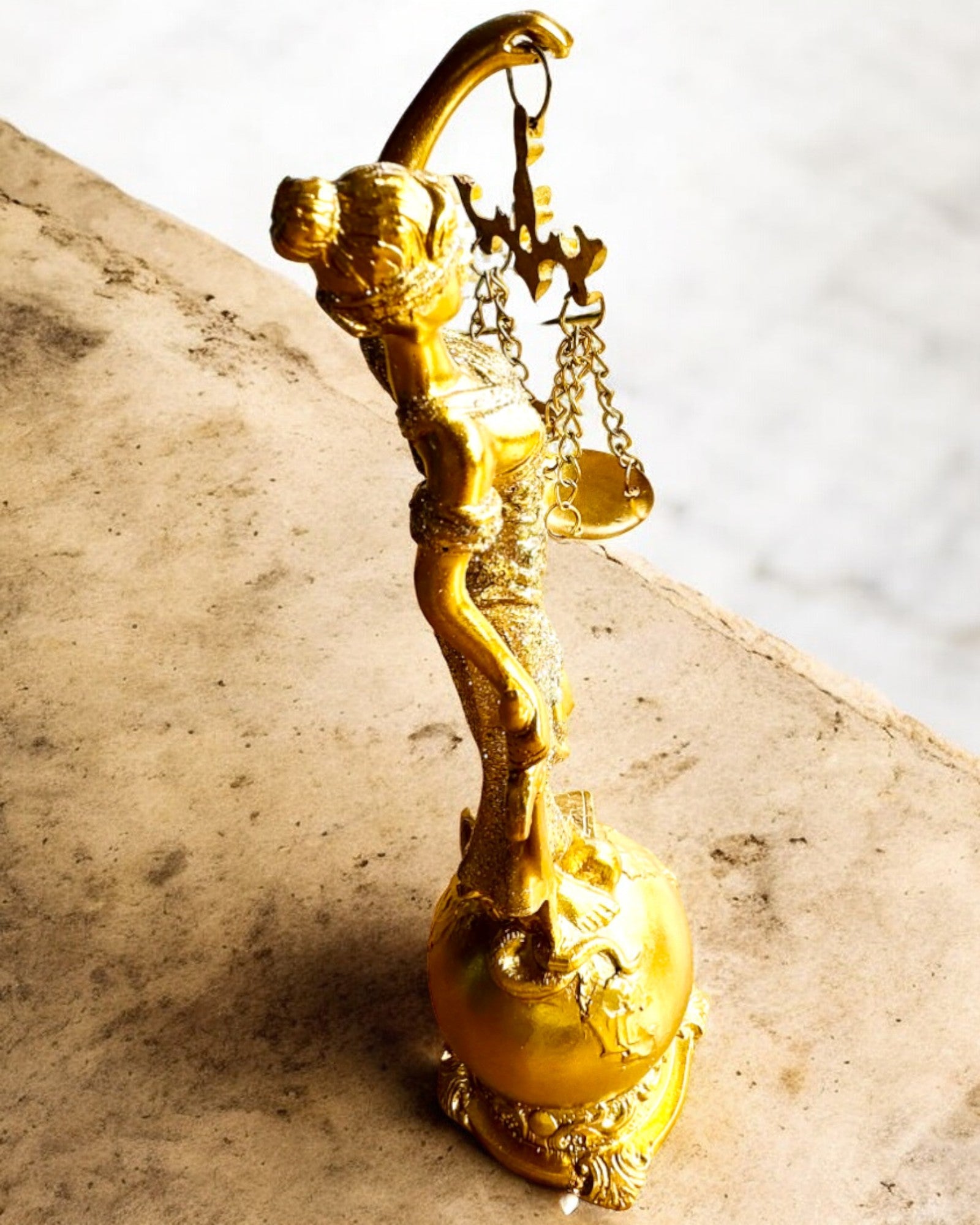 Statuett av Rättvisans Gudinna – Konstnärlig Dekoration för Hylla, Hantverk av Harts, personalisering med gravyr