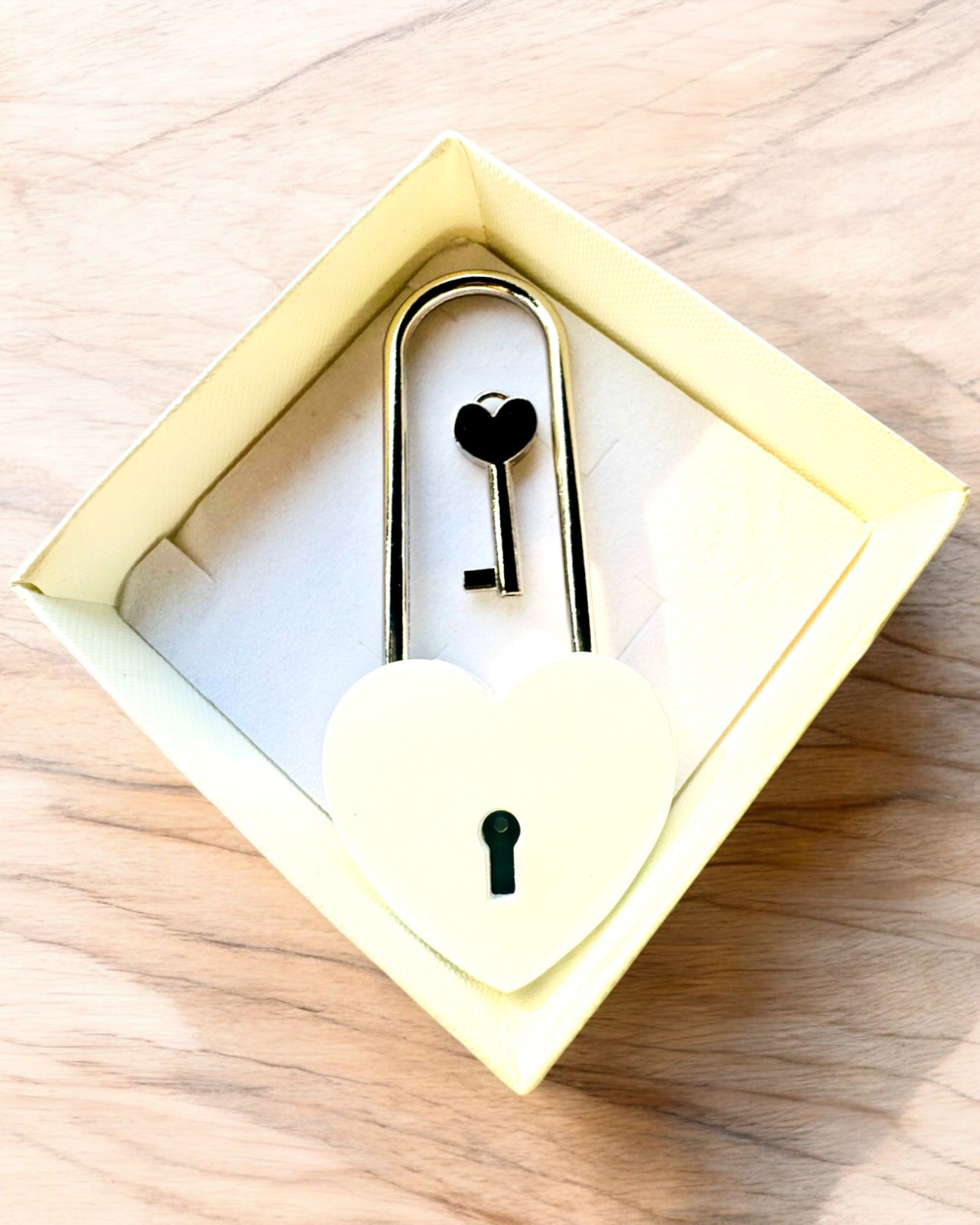 Magiska Kärlekslås med Graveringsalternativ som present, 5 färgvarianter att välja mellan