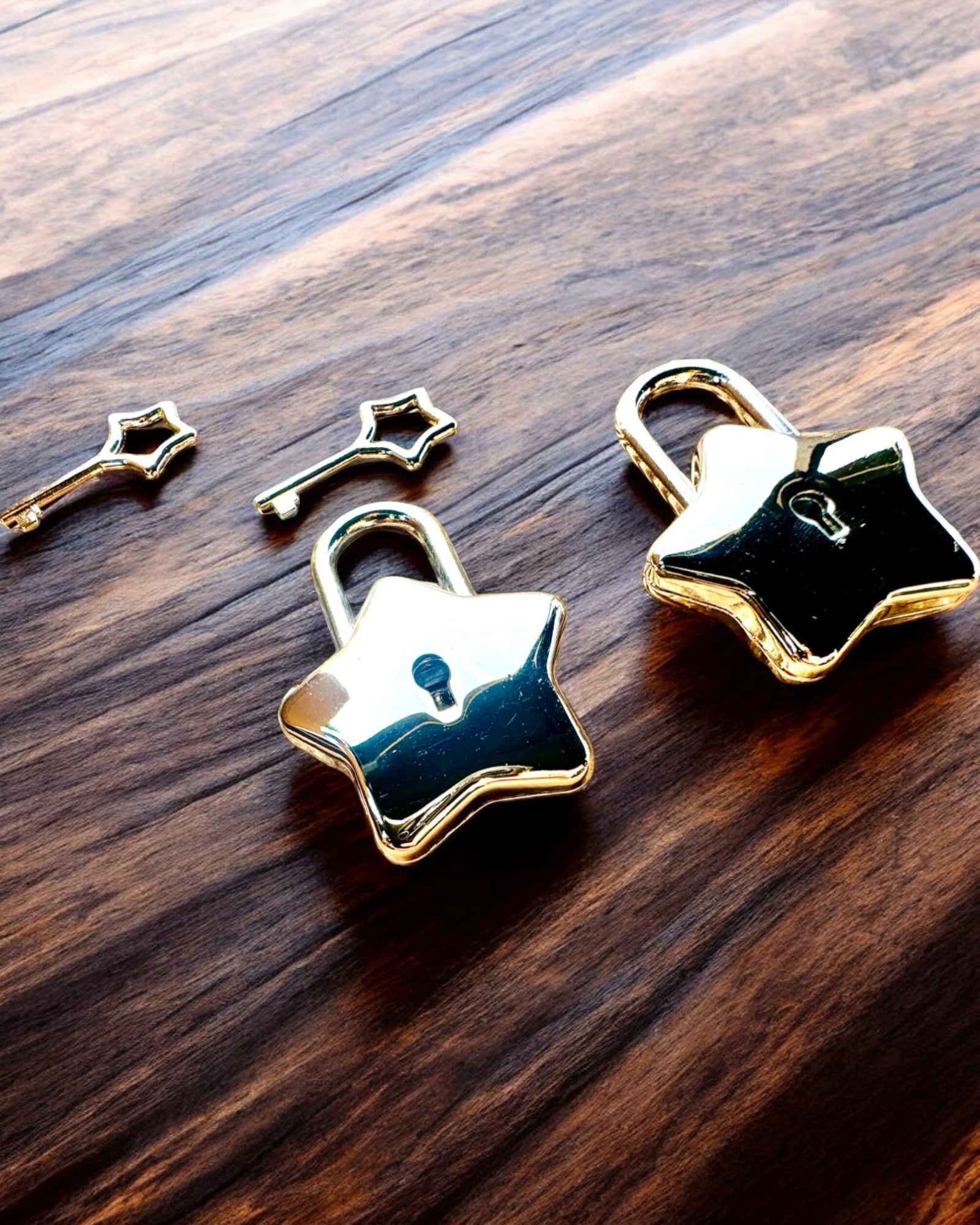 2 Stjärnformade mini Hänglås med Gravyr – Skydda Dina Drömmar, personliga som present, 2 färgvarianter att välja mellan