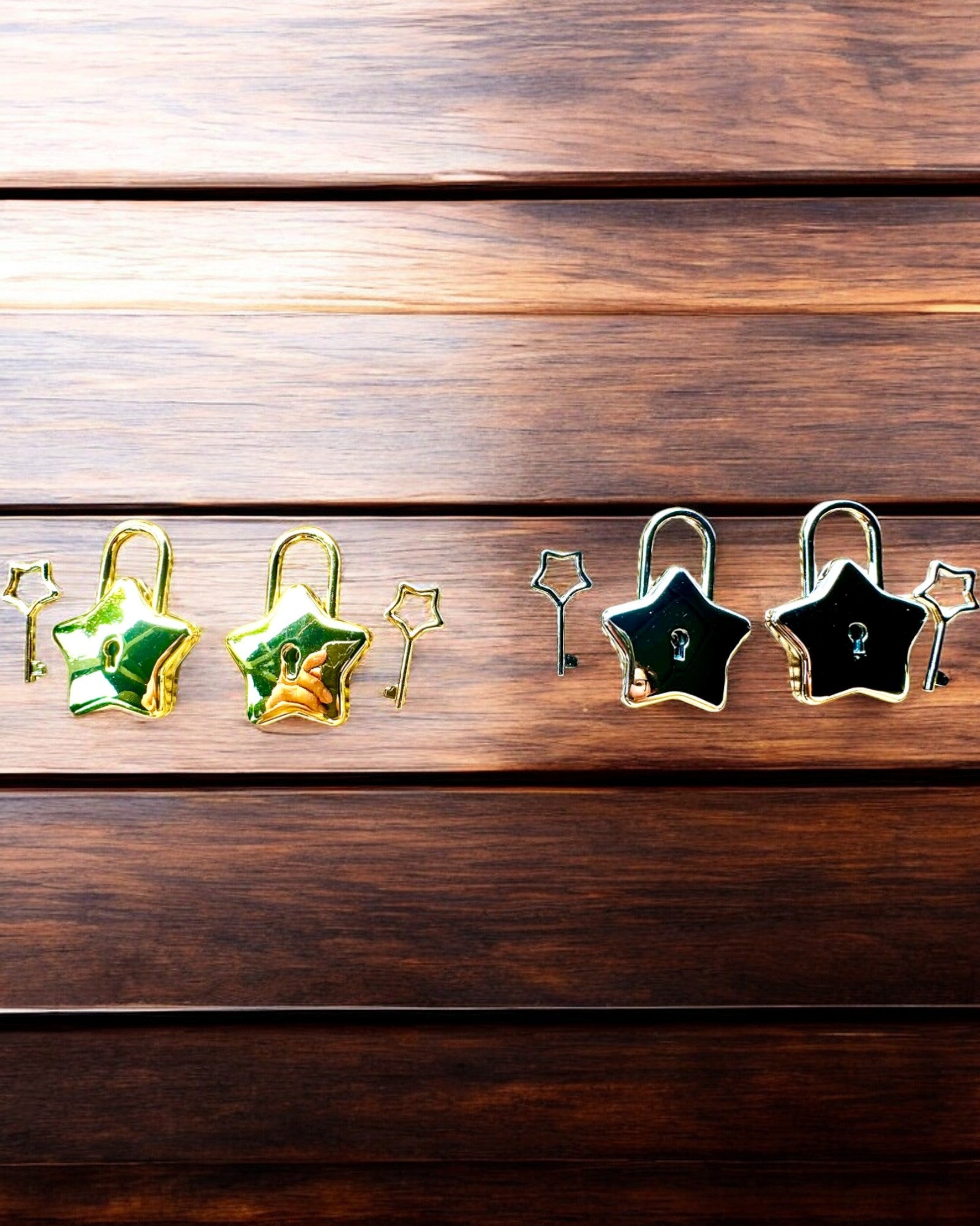 2 Stjärnformade mini Hänglås med Gravyr – Skydda Dina Drömmar, personliga som present, 2 färgvarianter att välja mellan