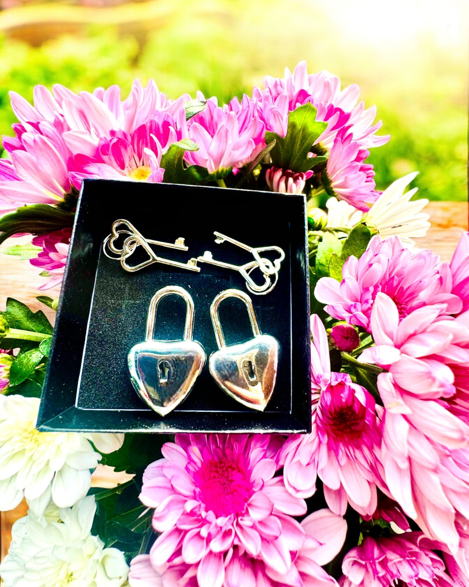 Kärleksnycklar i Silverfärg 2 mini Hänglås i Hjärtform, möjlighet till gravyr för present