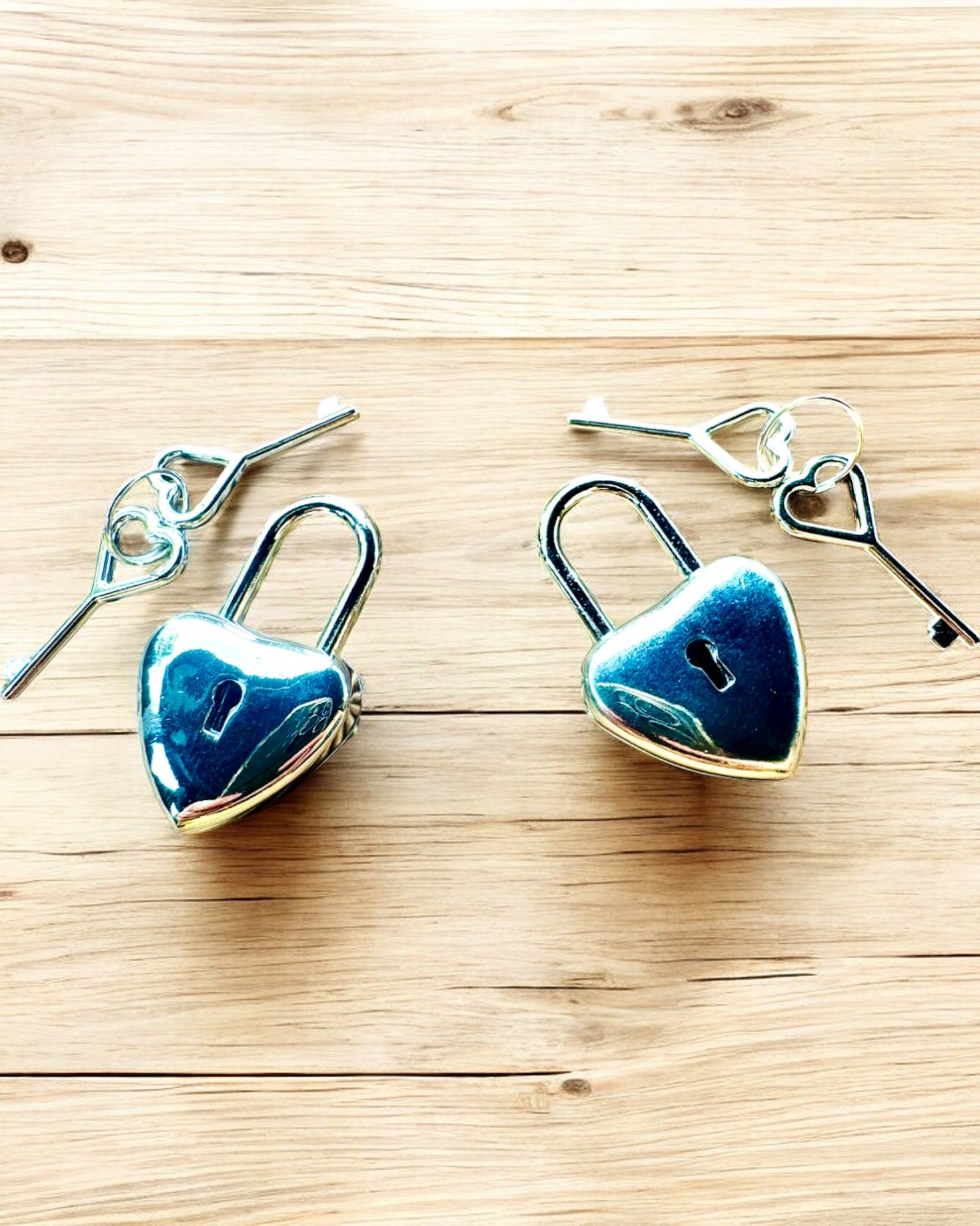 Kärleksnycklar i Silverfärg 2 mini Hänglås i Hjärtform, möjlighet till gravyr för present