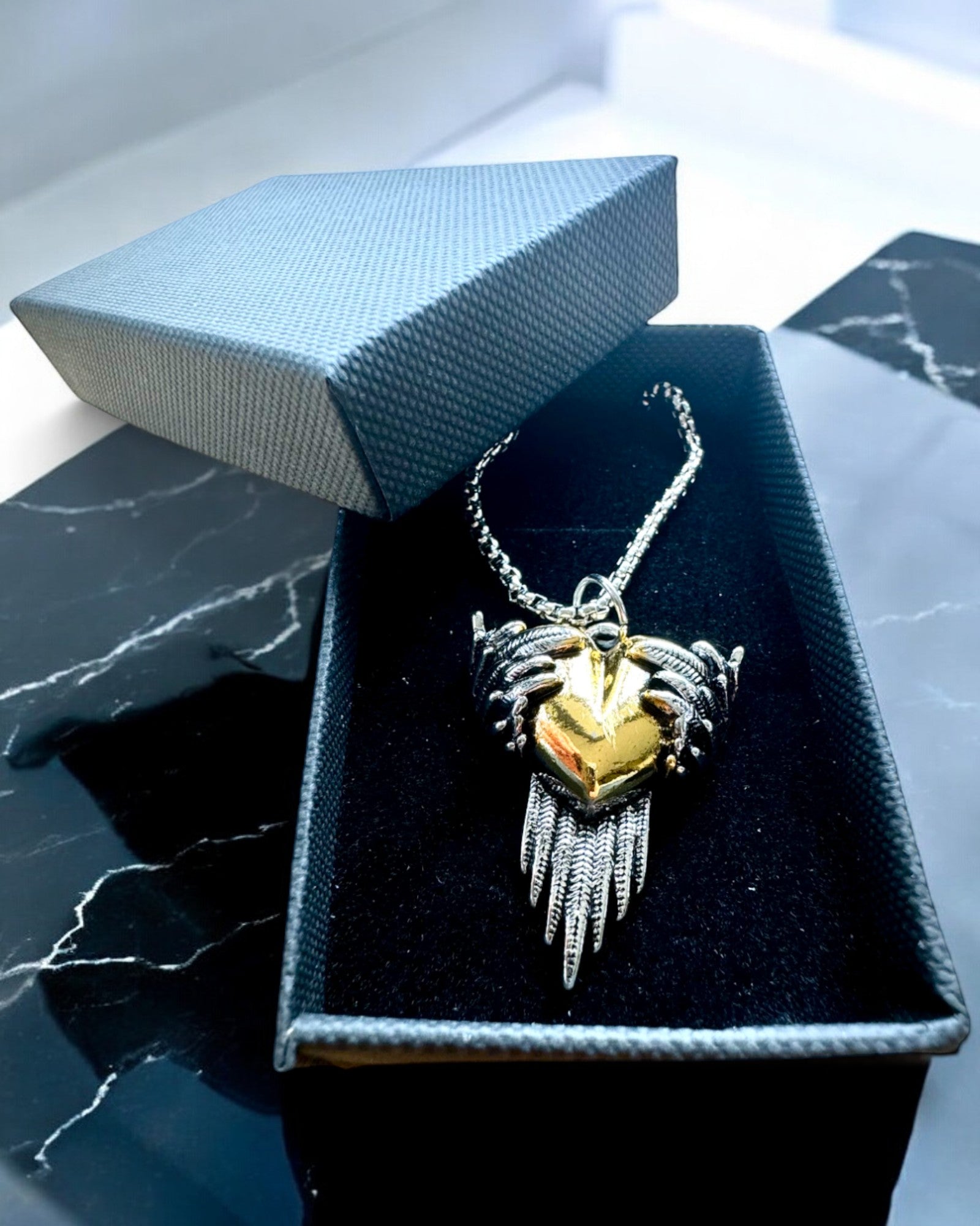 Amulett Hjärtbågskytt – Kärlekens Mörka Vingar, möjlighet till personalisering med gravyr som gåva