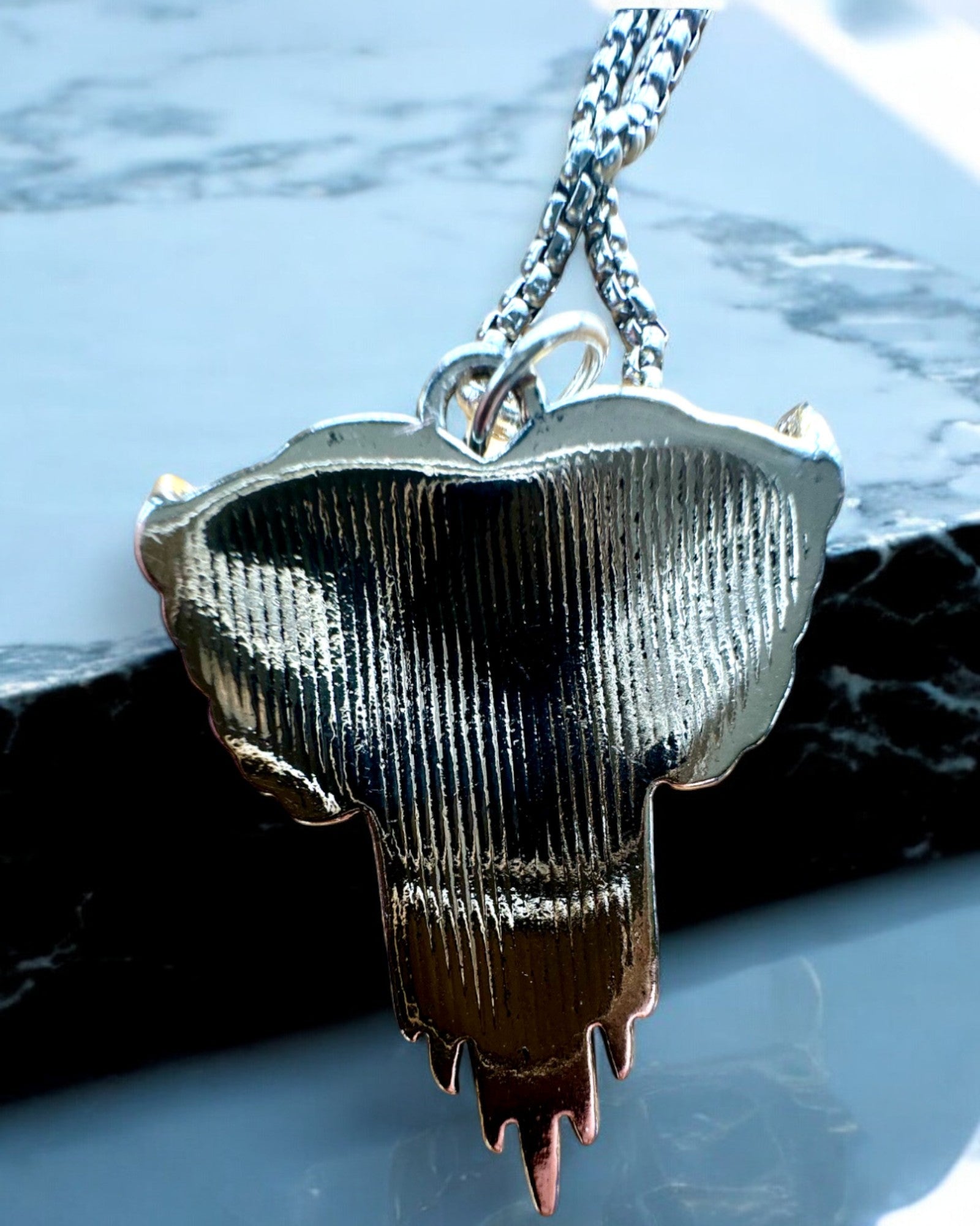 Amulett Hjärtbågskytt – Kärlekens Mörka Vingar, möjlighet till personalisering med gravyr som gåva