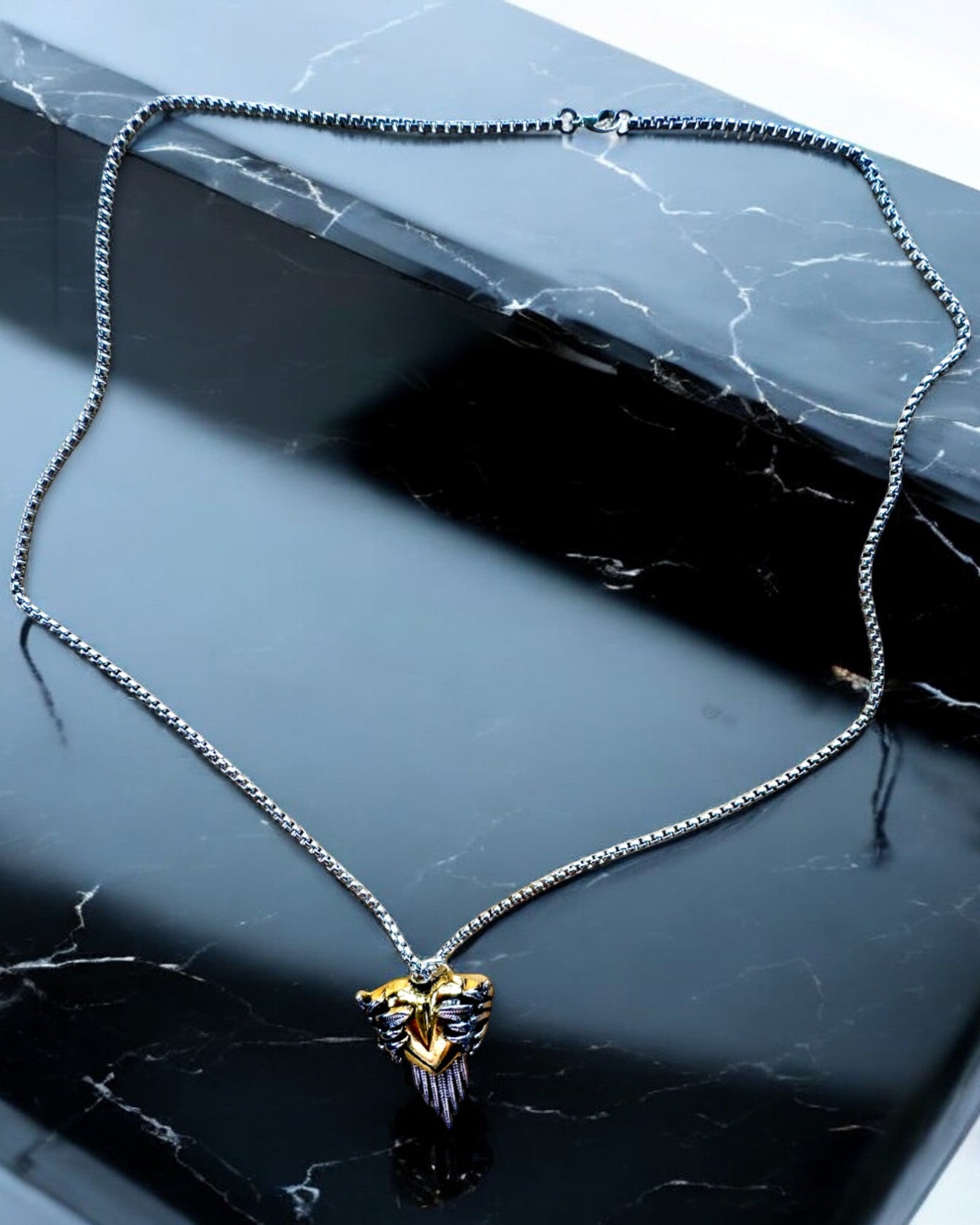 Amulett Hjärtbågskytt – Kärlekens Mörka Vingar, möjlighet till personalisering med gravyr som gåva