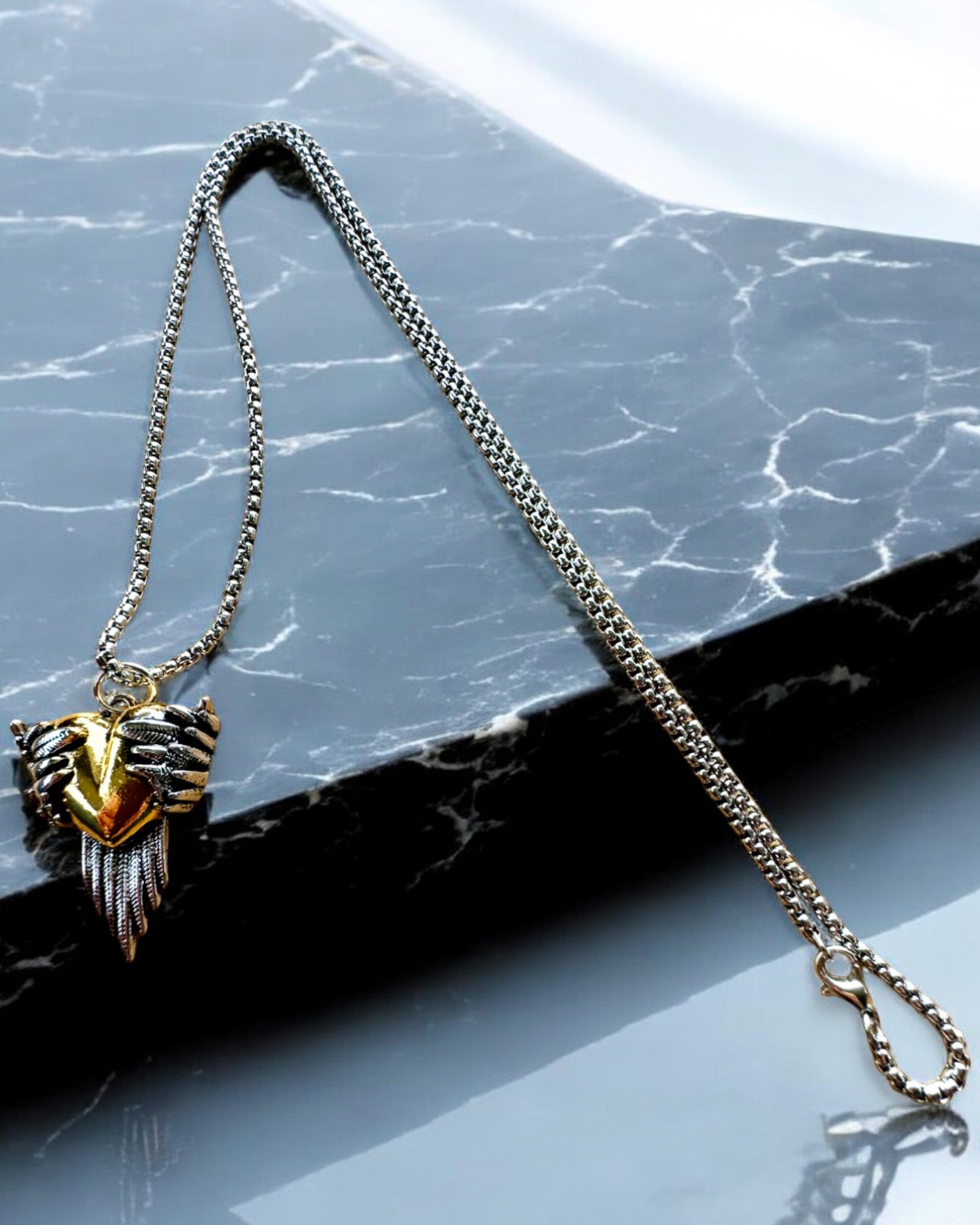 Amulett Hjärtbågskytt – Kärlekens Mörka Vingar, möjlighet till personalisering med gravyr som gåva