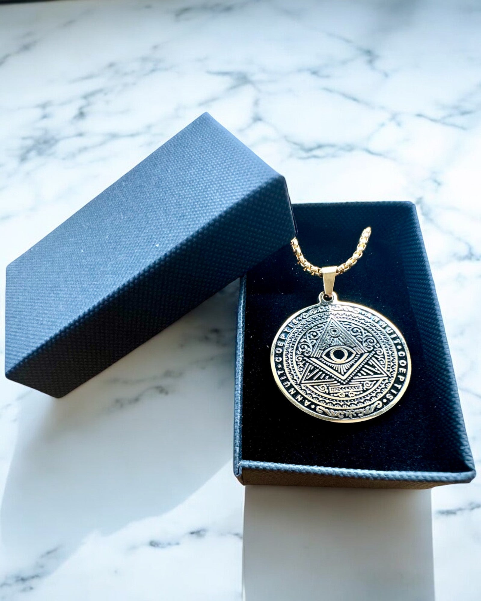 Amulett av Mystisk Kraft - Halsband med Gravyr, 2 färgvarianter att välja mellan