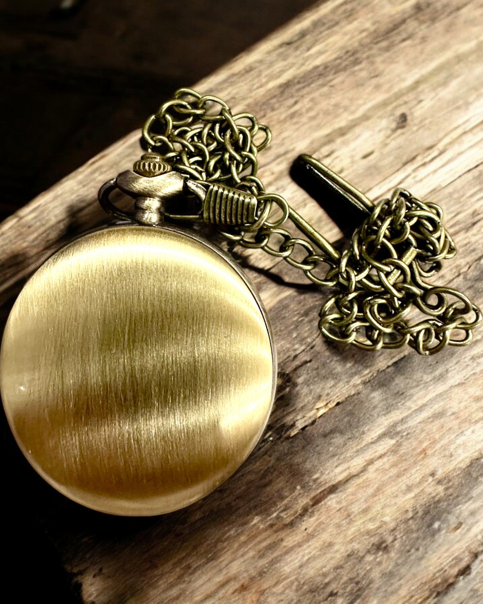 Antik Brons-guld Fickkompass med Genombrutet Mönster – Perfekt för Utforskare och Retroälskare. Anpassning med Gravyr