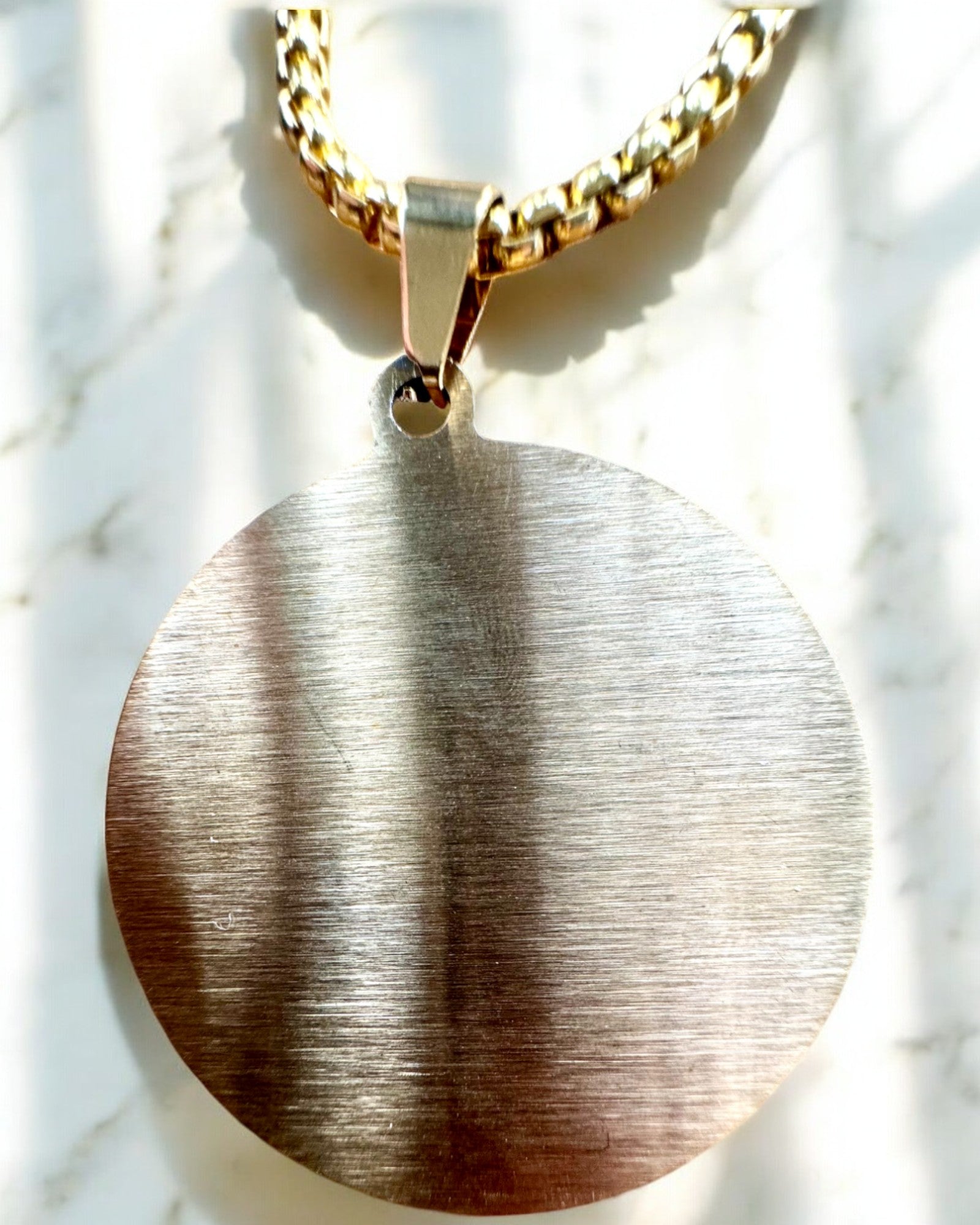 Amulett av Mystisk Kraft - Halsband med Gravyr, 2 färgvarianter att välja mellan