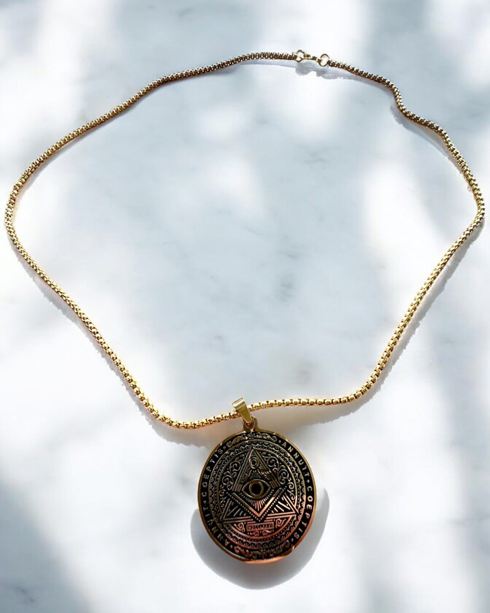 Amulett av Mystisk Kraft - Halsband med Gravyr, 2 färgvarianter att välja mellan