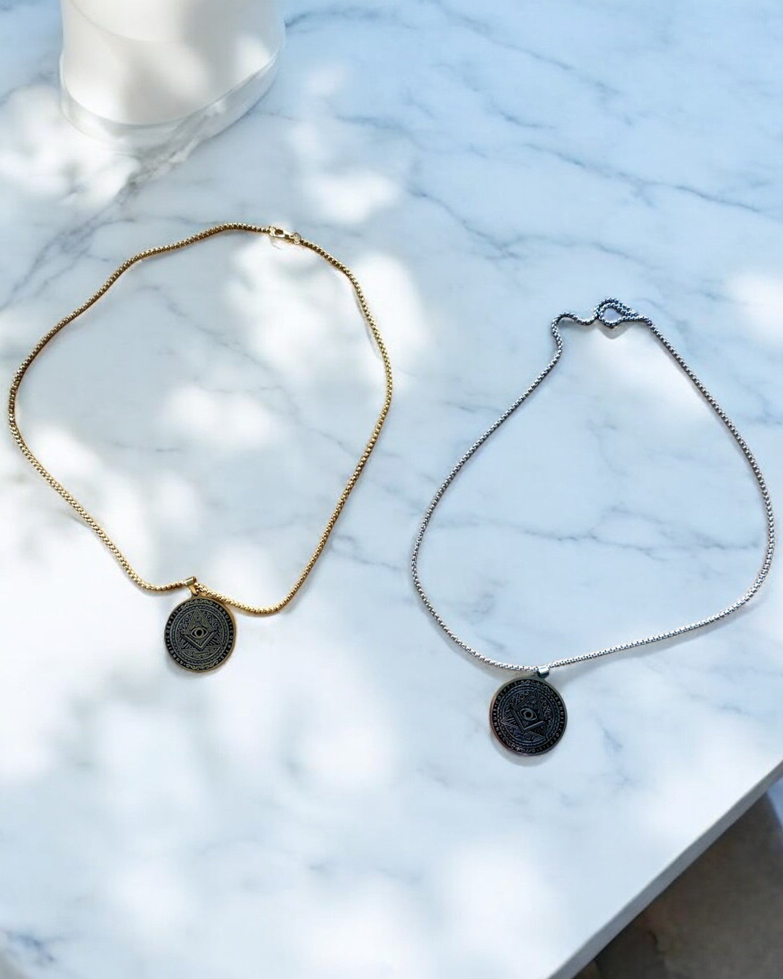 Amulett av Mystisk Kraft - Halsband med Gravyr, 2 färgvarianter att välja mellan