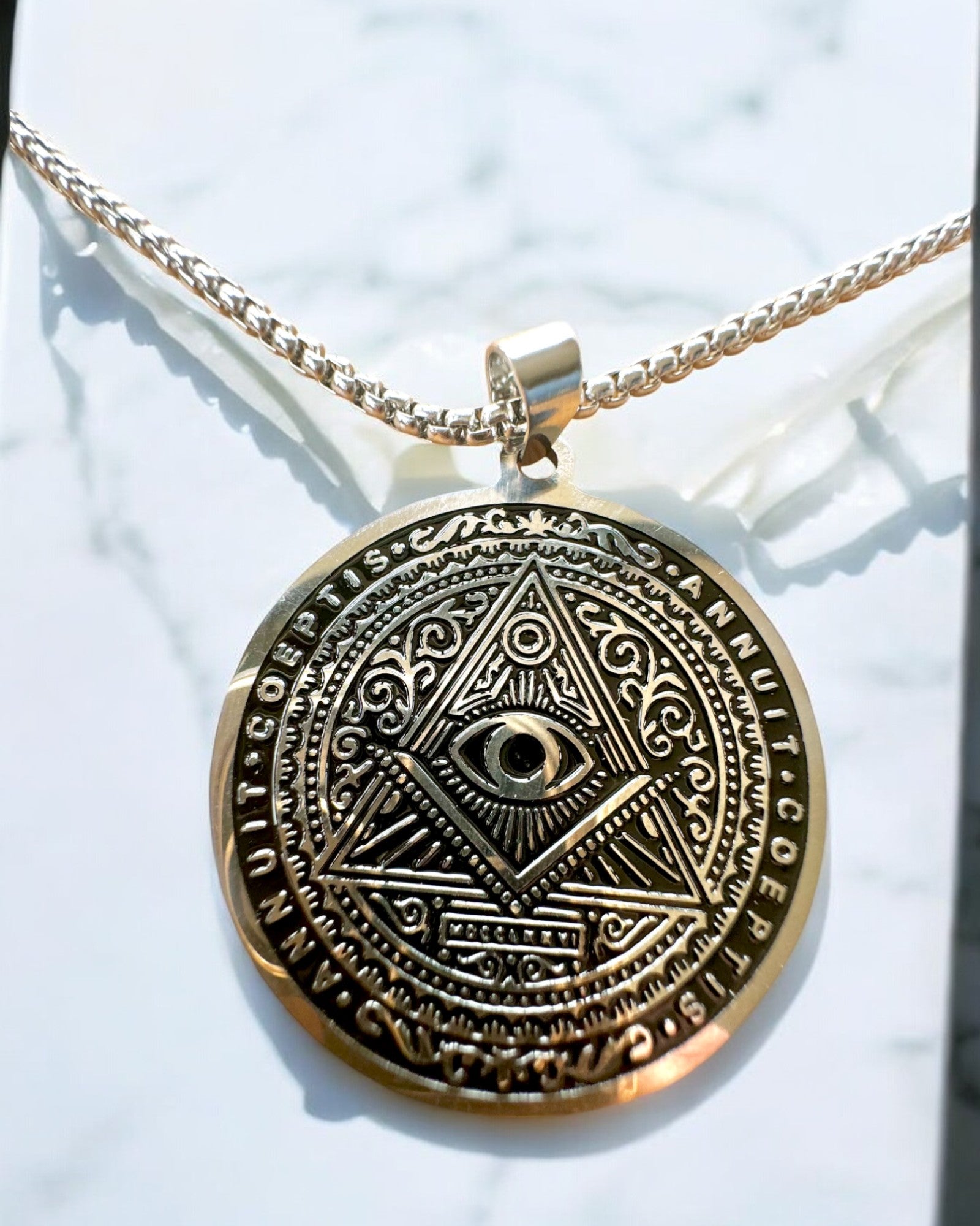 Amulett av Mystisk Kraft - Halsband med Gravyr, 2 färgvarianter att välja mellan