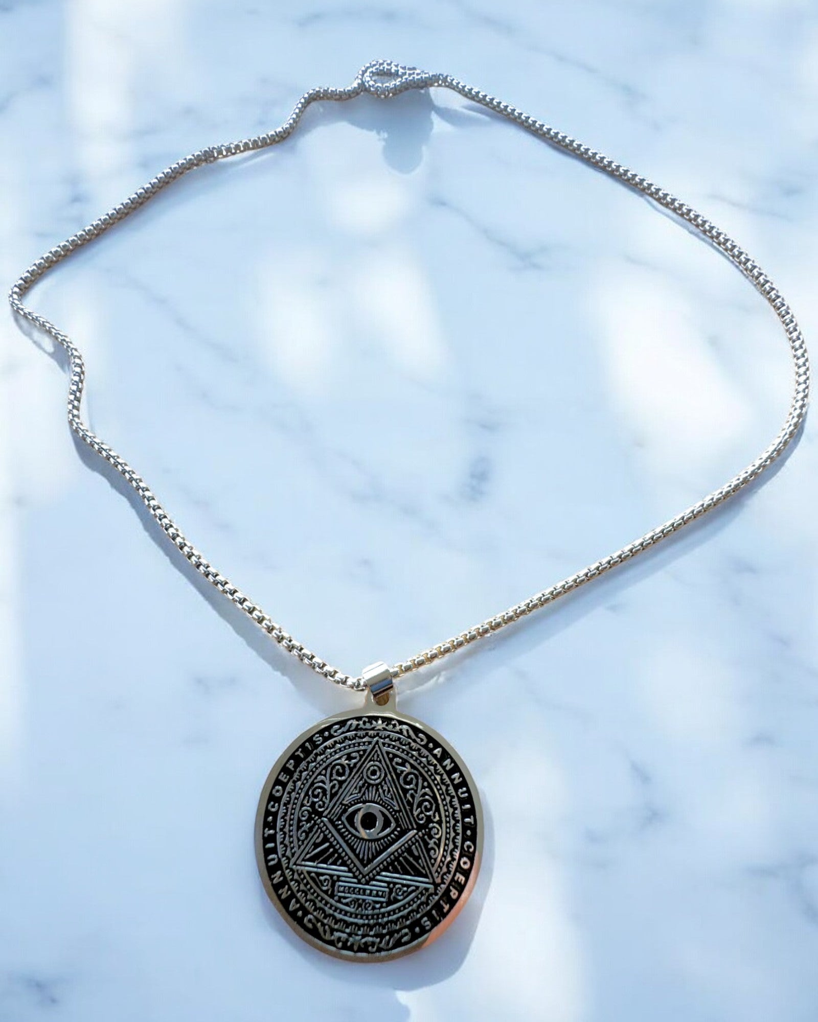 Amulett av Mystisk Kraft - Halsband med Gravyr, 2 färgvarianter att välja mellan
