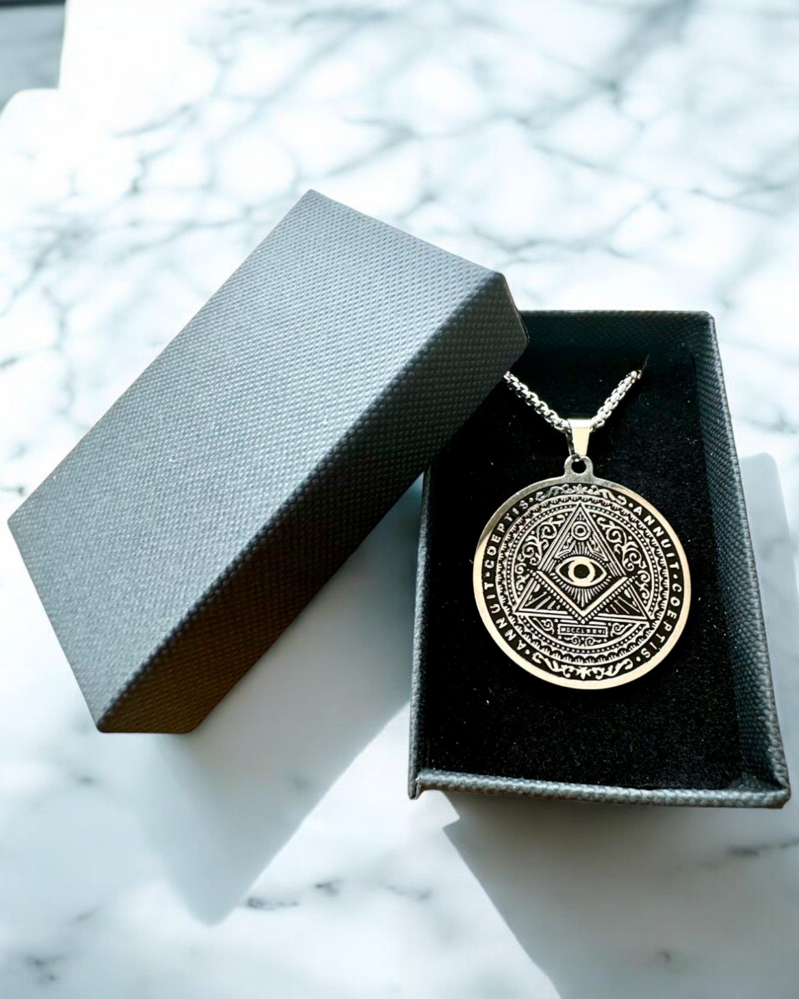 Amulett av Mystisk Kraft - Halsband med Gravyr, 2 färgvarianter att välja mellan