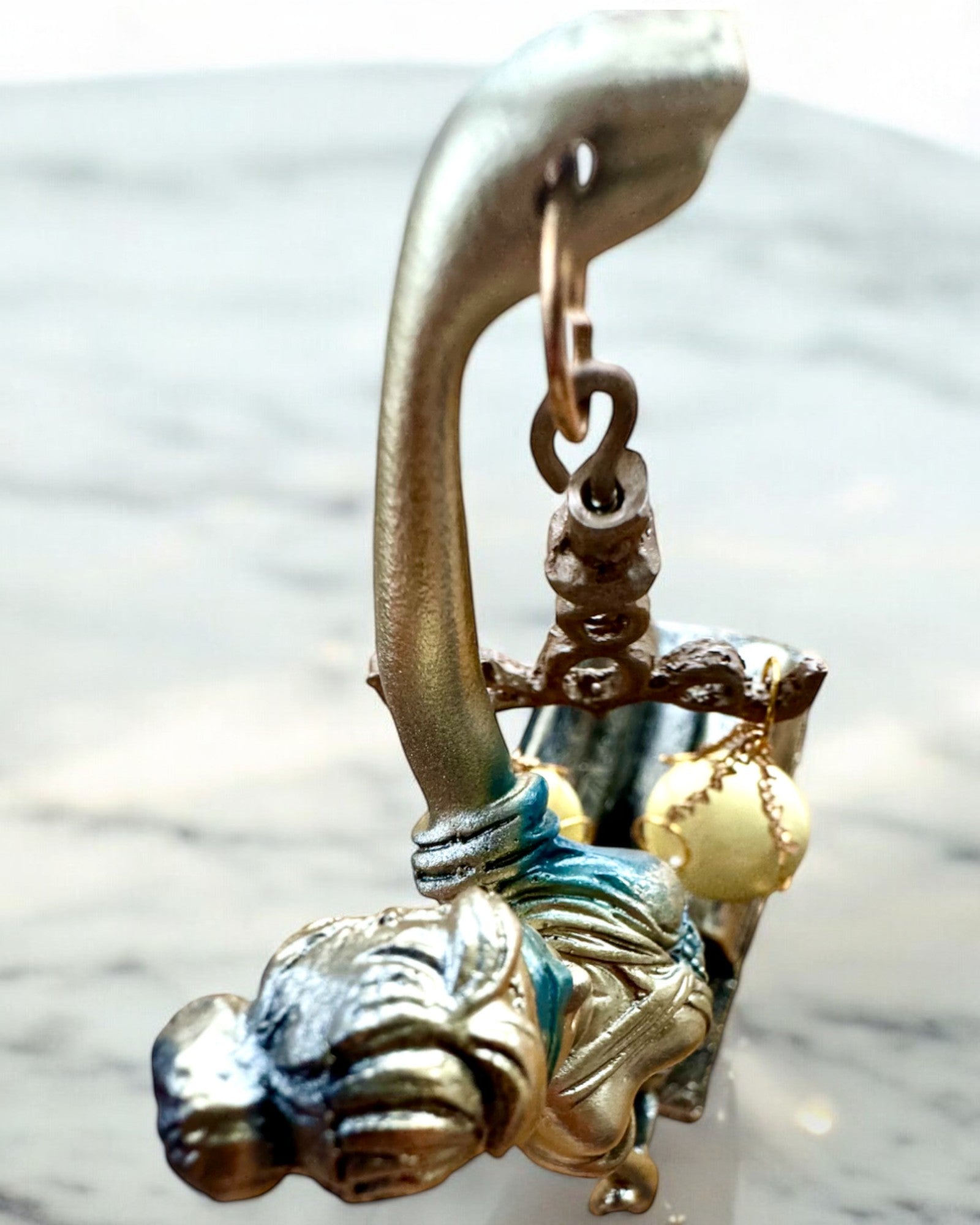 Statuett "Justicia 2" - Rättvisans Gudinna – Konstnärlig Dekoration för Hylla, Hantverk av Harts, anpassning med gravyr