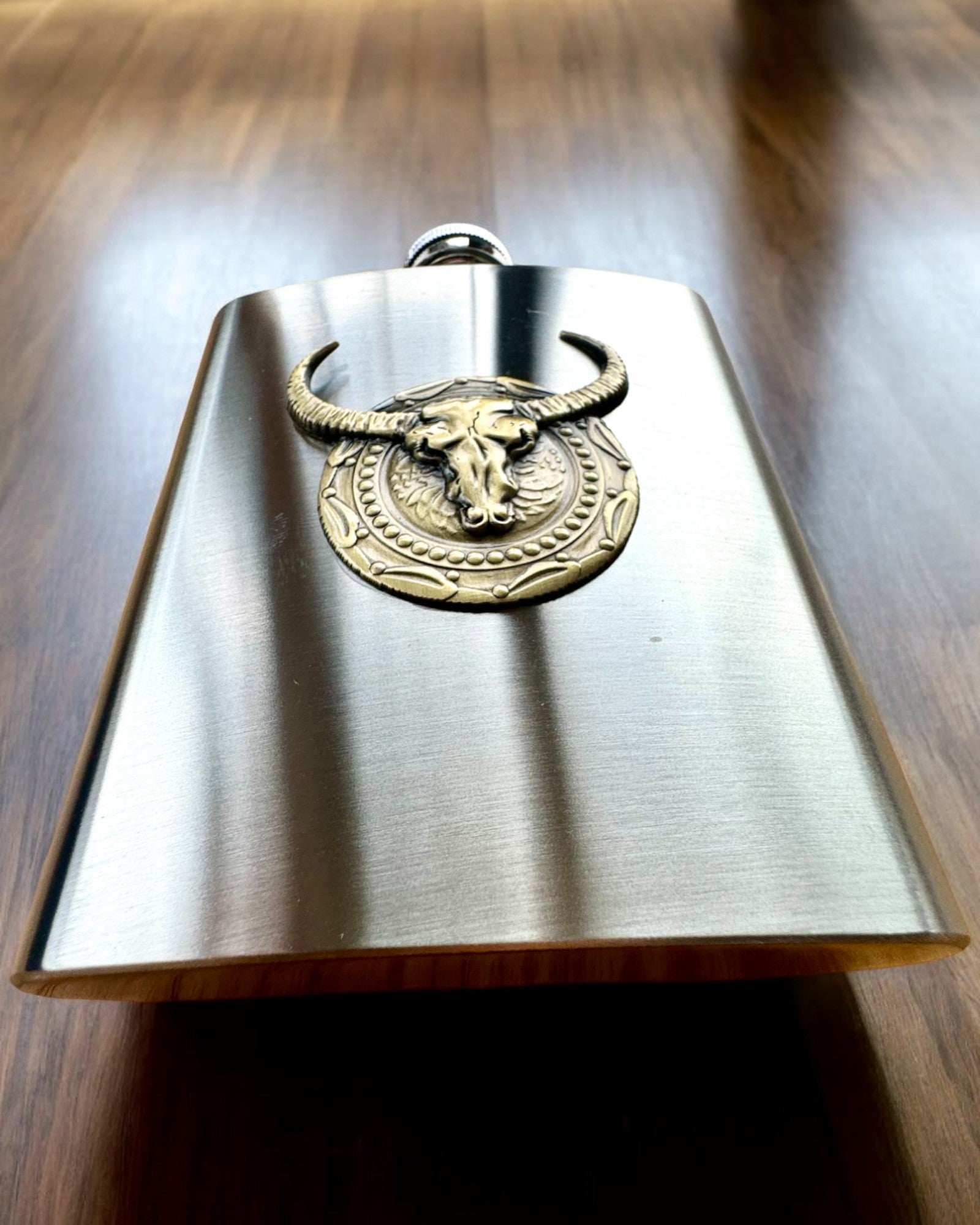 Bizon Flask – Stilfull fickplunta med bisonmotiv - möjlighet till personlig gravyr som present