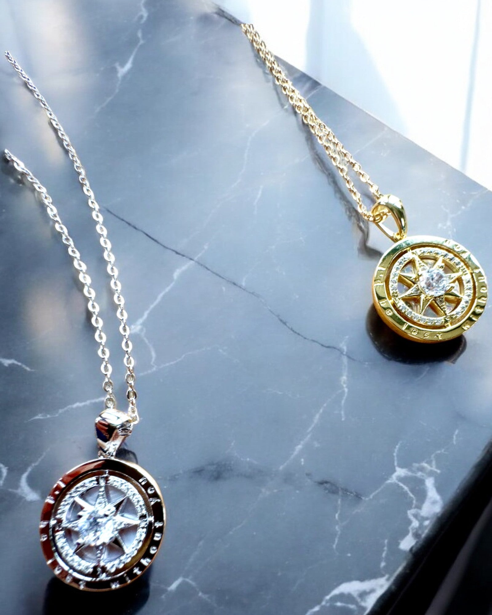 Kompasshalsband "Stjärnriktning", möjlighet till personlig gravyr, 2 färgvarianter att välja mellan