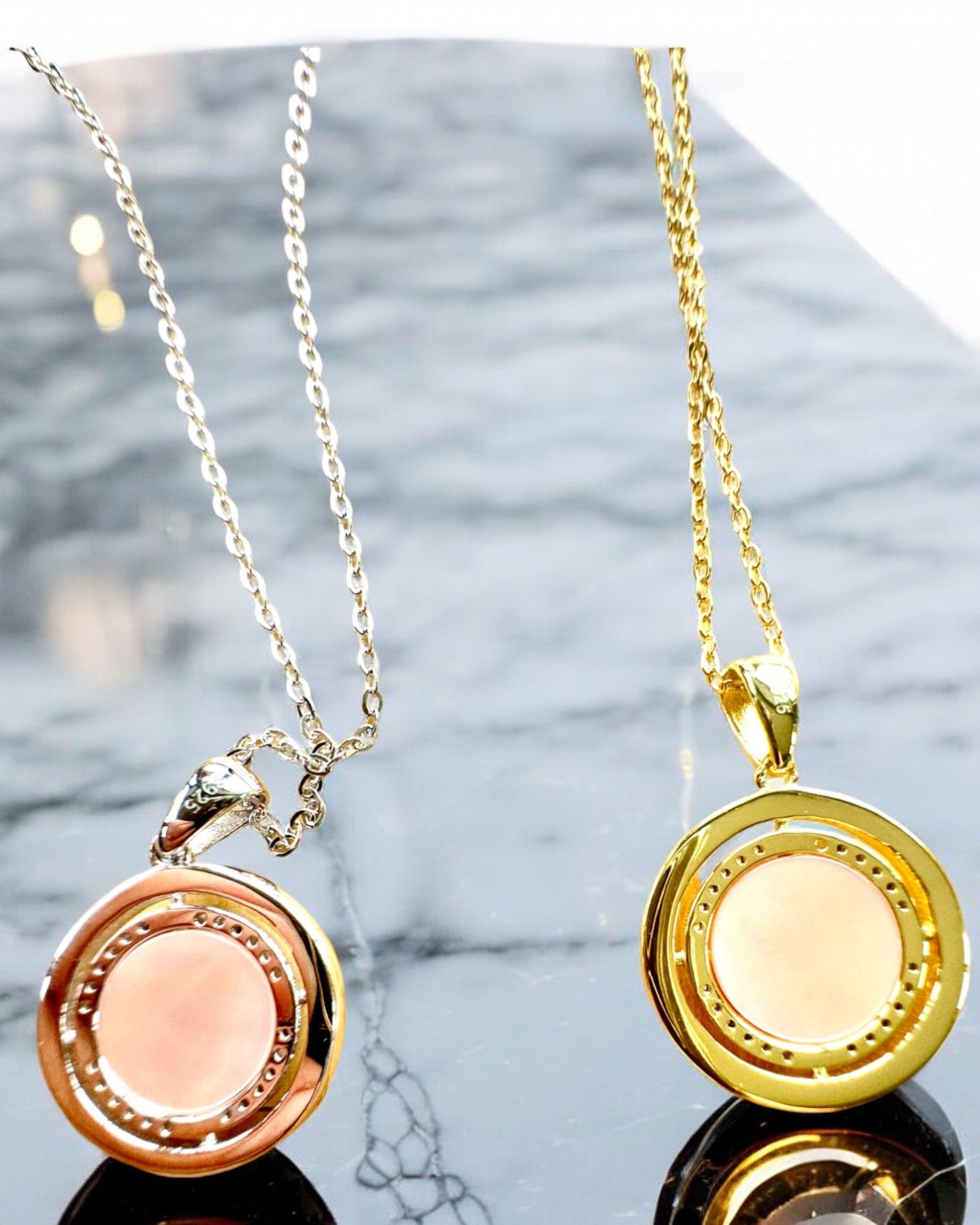 Kompasshalsband "Stjärnriktning", möjlighet till personlig gravyr, 2 färgvarianter att välja mellan