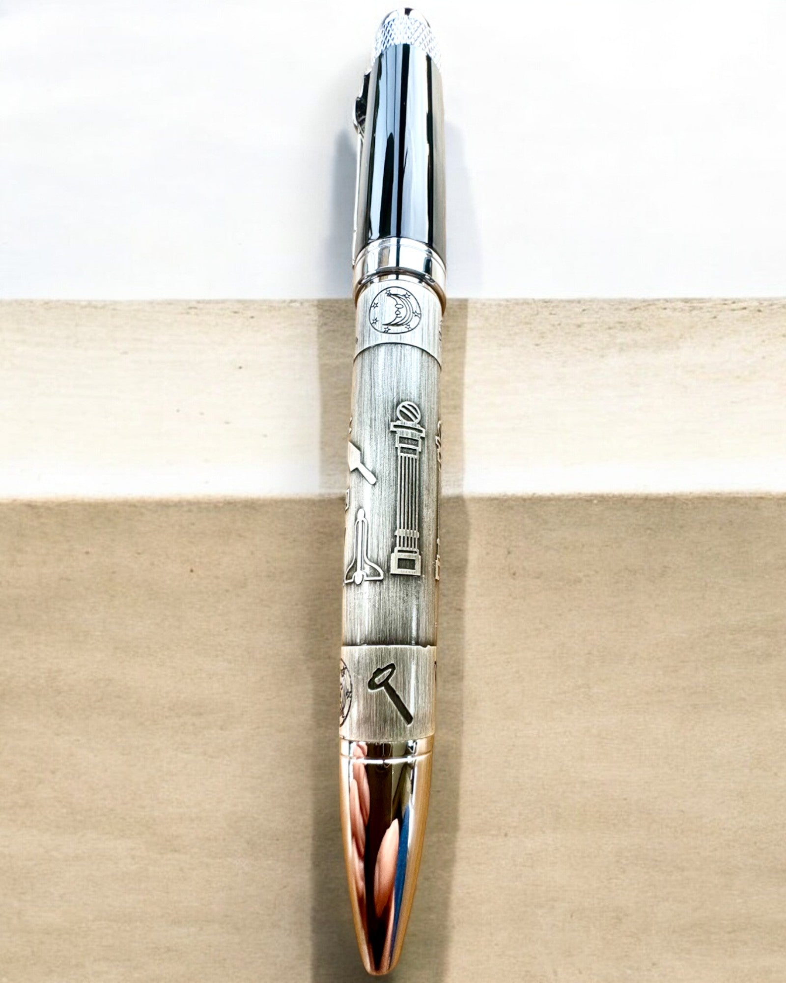 Elegant Pen "Mistrzowska Harmonia" med Graveringsalternativ - Symboliska Motiv, Antikt Silver, möjlighet till personlig gravyr som present