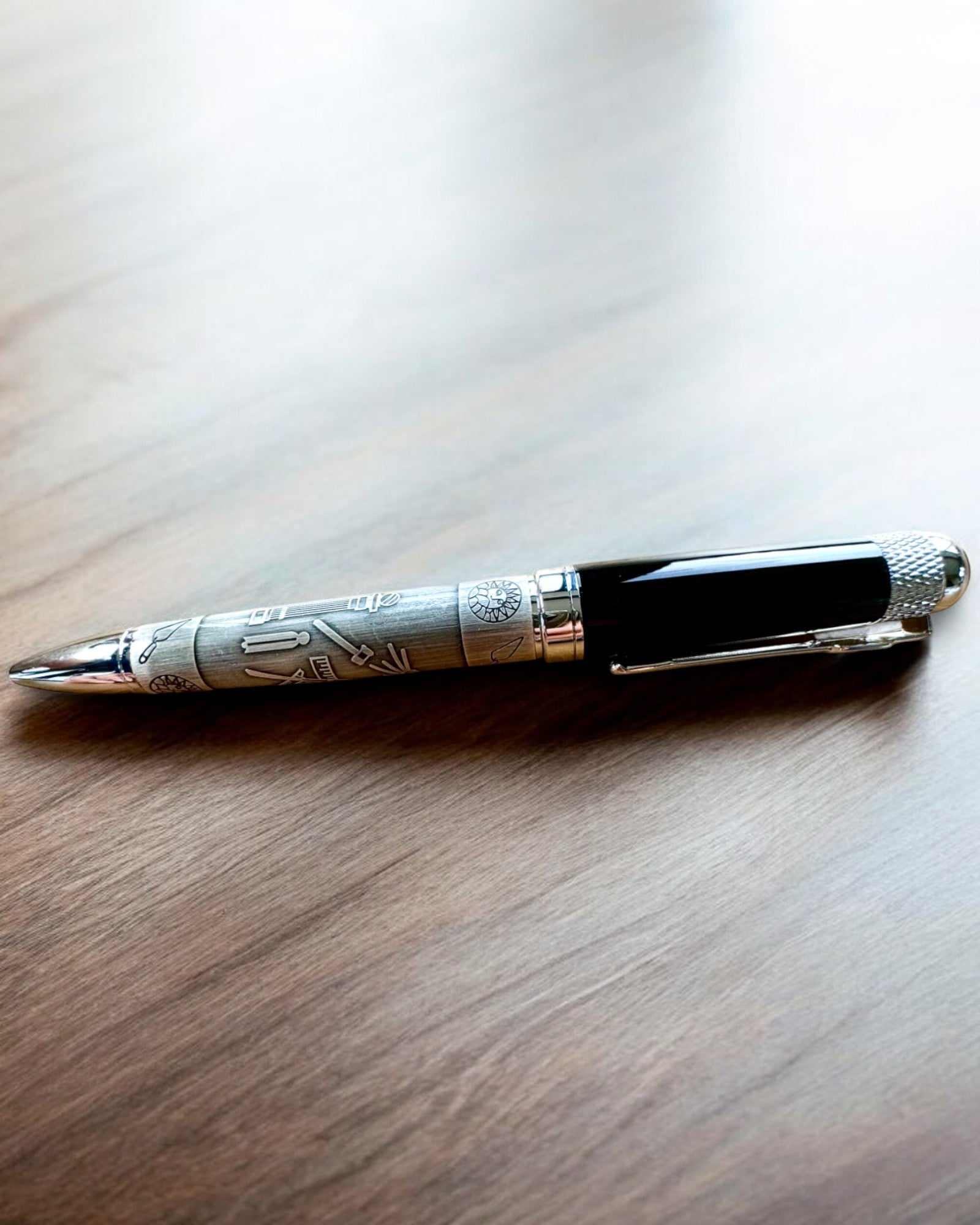 Elegant Pen "Mistrzowska Harmonia" med Graveringsalternativ - Symboliska Motiv, Antikt Silver, möjlighet till personlig gravyr som present