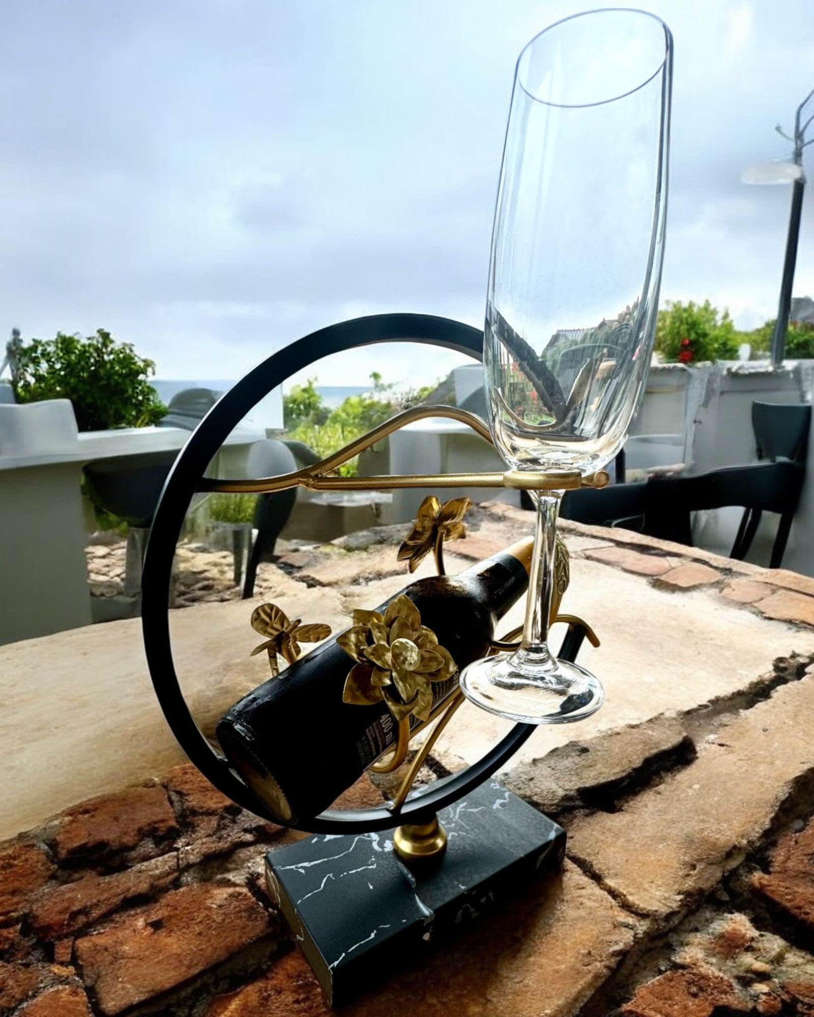 Ställ "Elegancki Owad" - för vinflaska och glas, höjd 33 cm, möjlighet till personlig gravyr som present