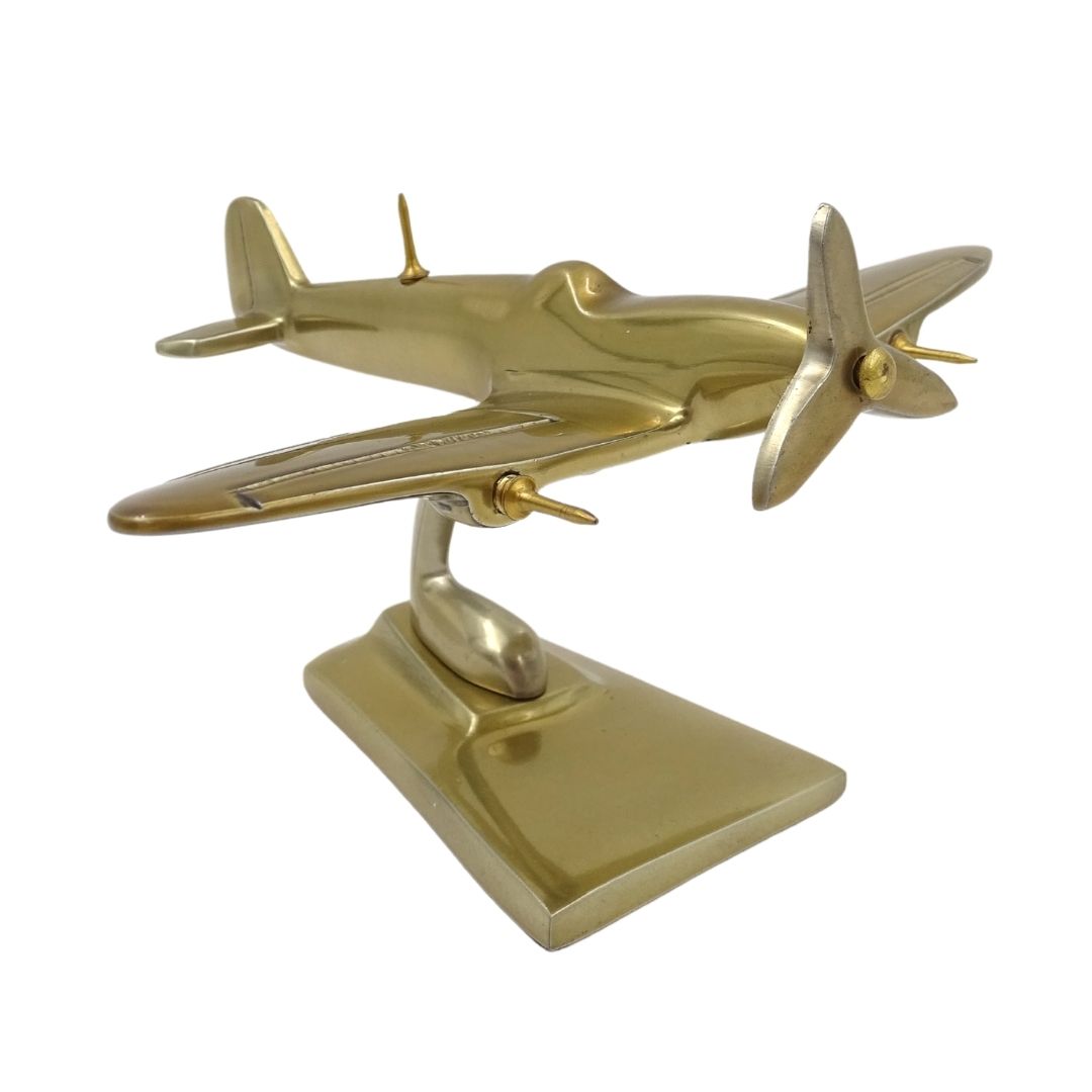 Modell av Spitfire-flygplan - legendariskt stridsflygplan från andra världskriget – SPIS