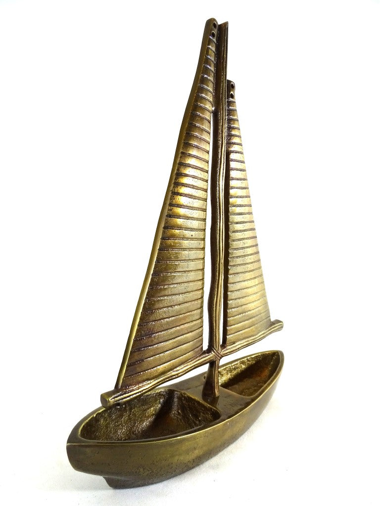 Modell av yacht i guldfärgat aluminium, höjd 38cm - N-3670